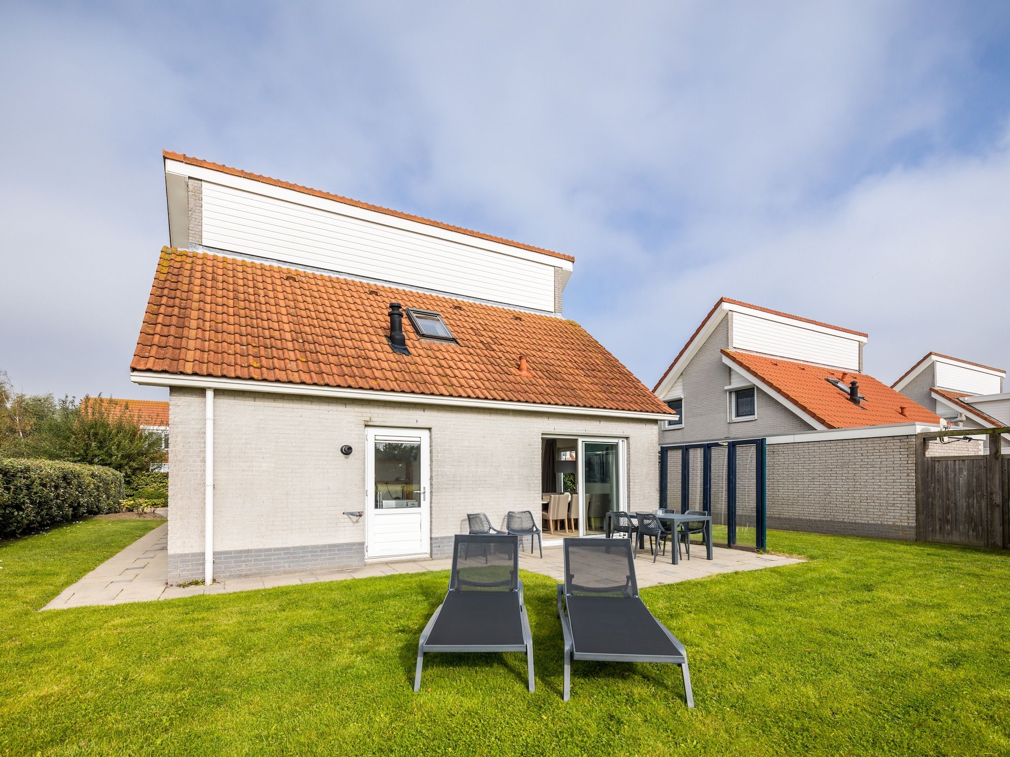 De buitenkant van Vakantiepark Zeeland Village 2 in Scharendijke