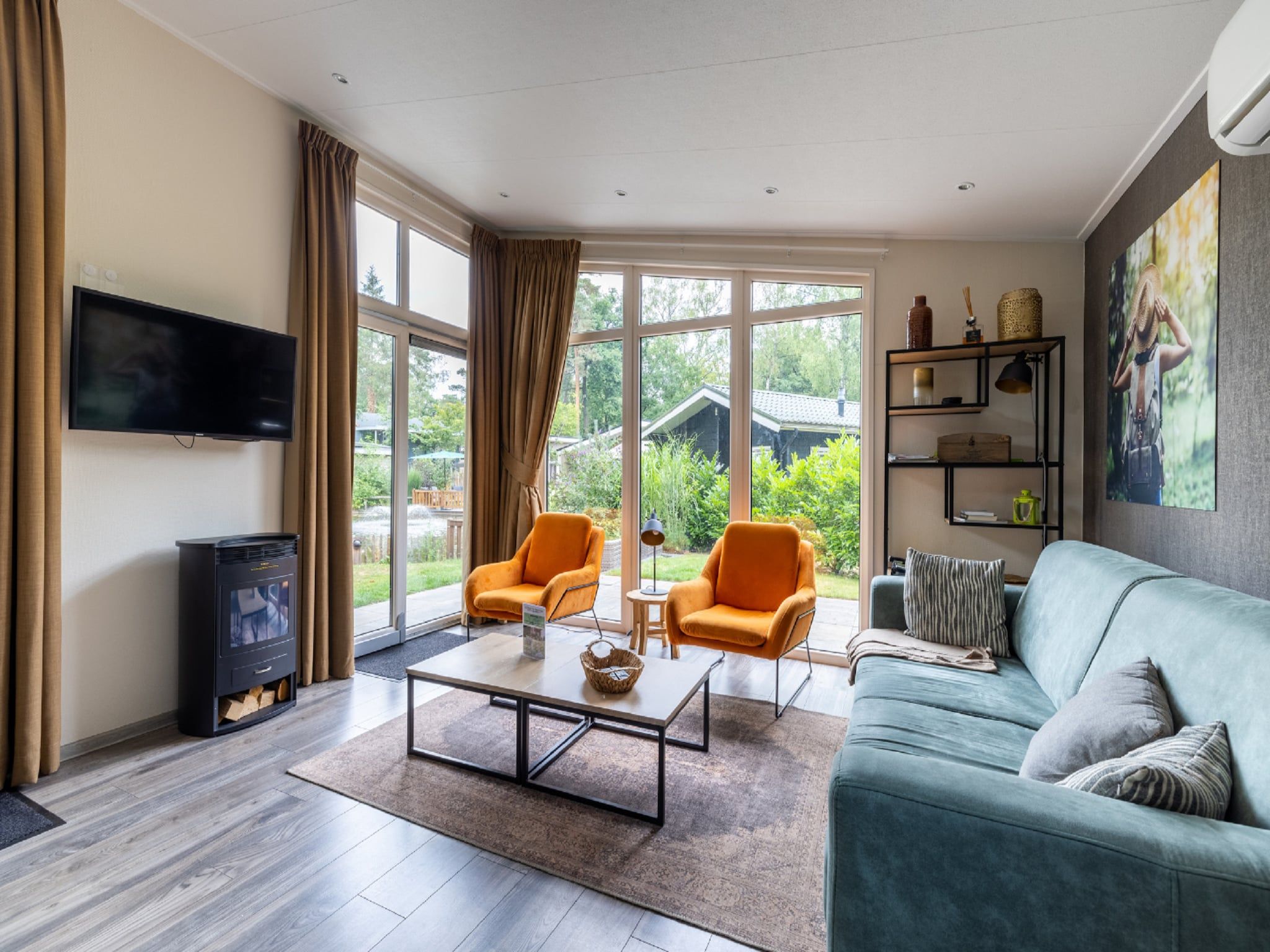 De woonkamer van Vakantiepark De Rimboe & De Woeste Hoogte 20 in Hoenderloo