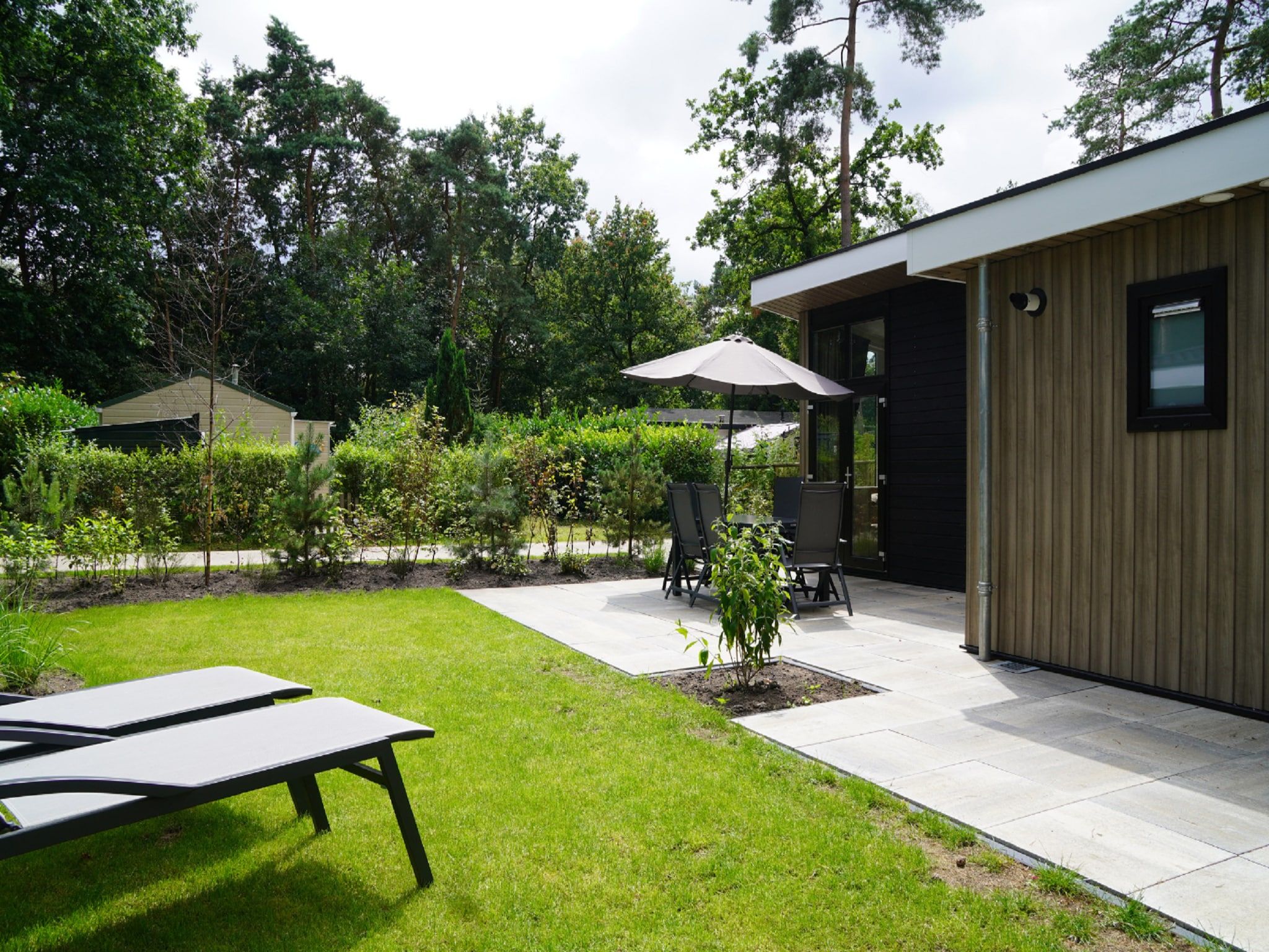 De tuin van Vakantiepark De Rimboe & De Woeste Hoogte 20 in Hoenderloo