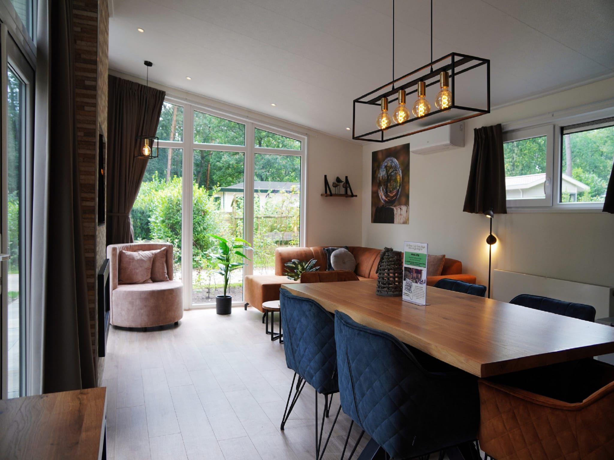 De woonkamer van Vakantiepark De Rimboe & De Woeste Hoogte 20 in Hoenderloo