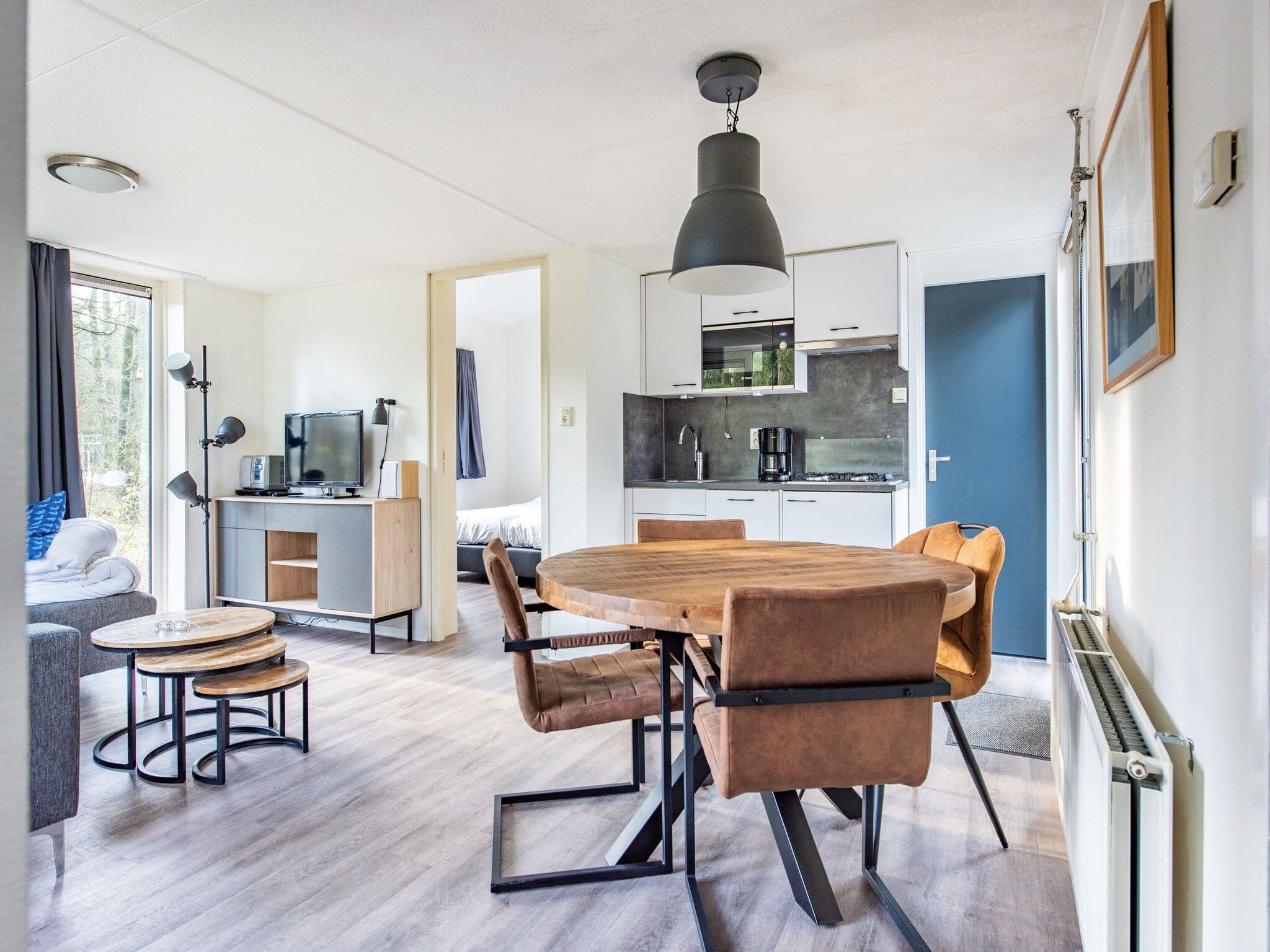 De eetkamer van Vakantiepark de Berkenhorst 11 in Kootwijk