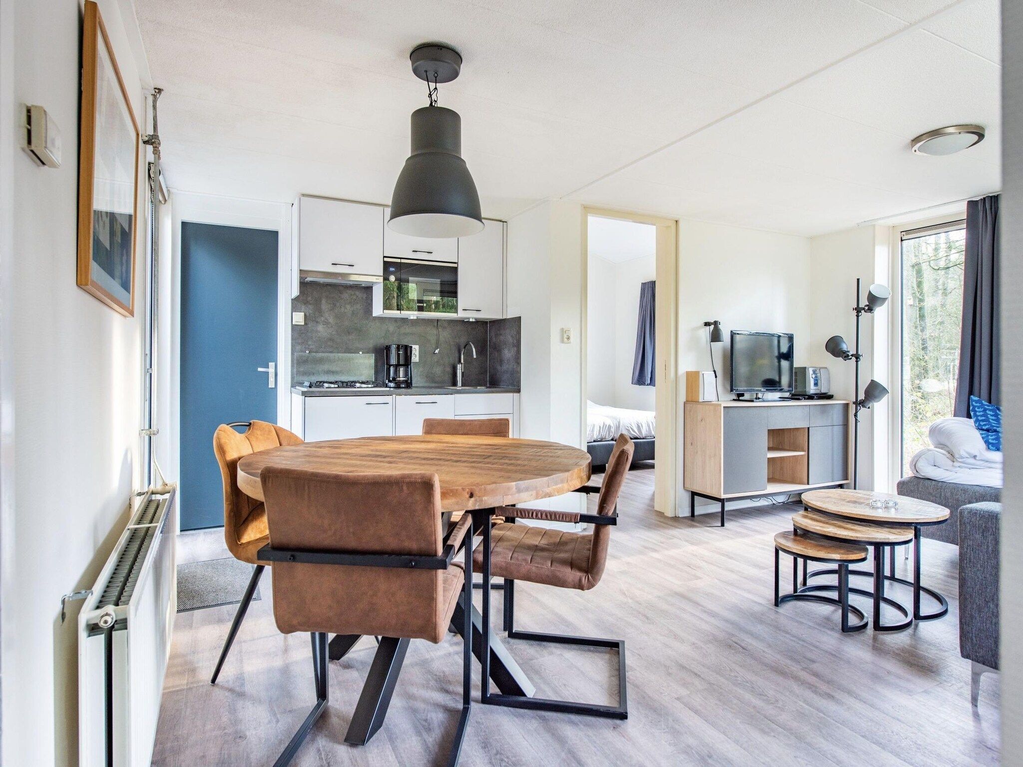 De eetkamer van Vakantiepark de Berkenhorst 11 in Kootwijk