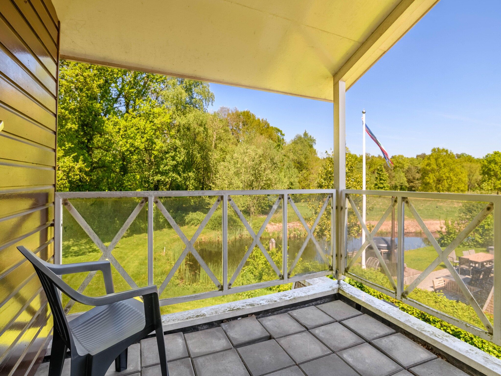 Het terras van Vakantiepark Emslandermeer 13 in Vlagtwedde