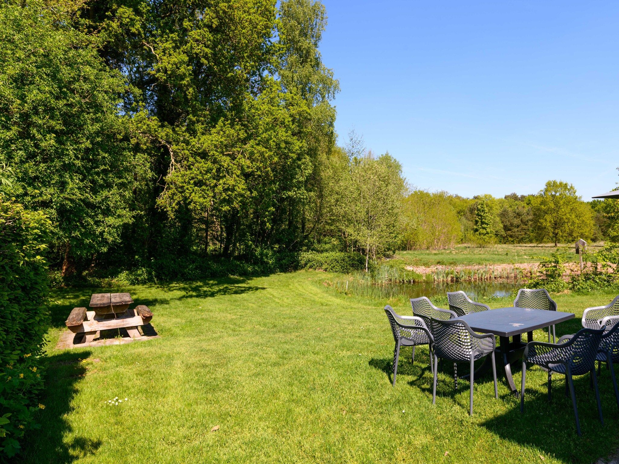 De tuin van Vakantiepark Emslandermeer 13 in Vlagtwedde