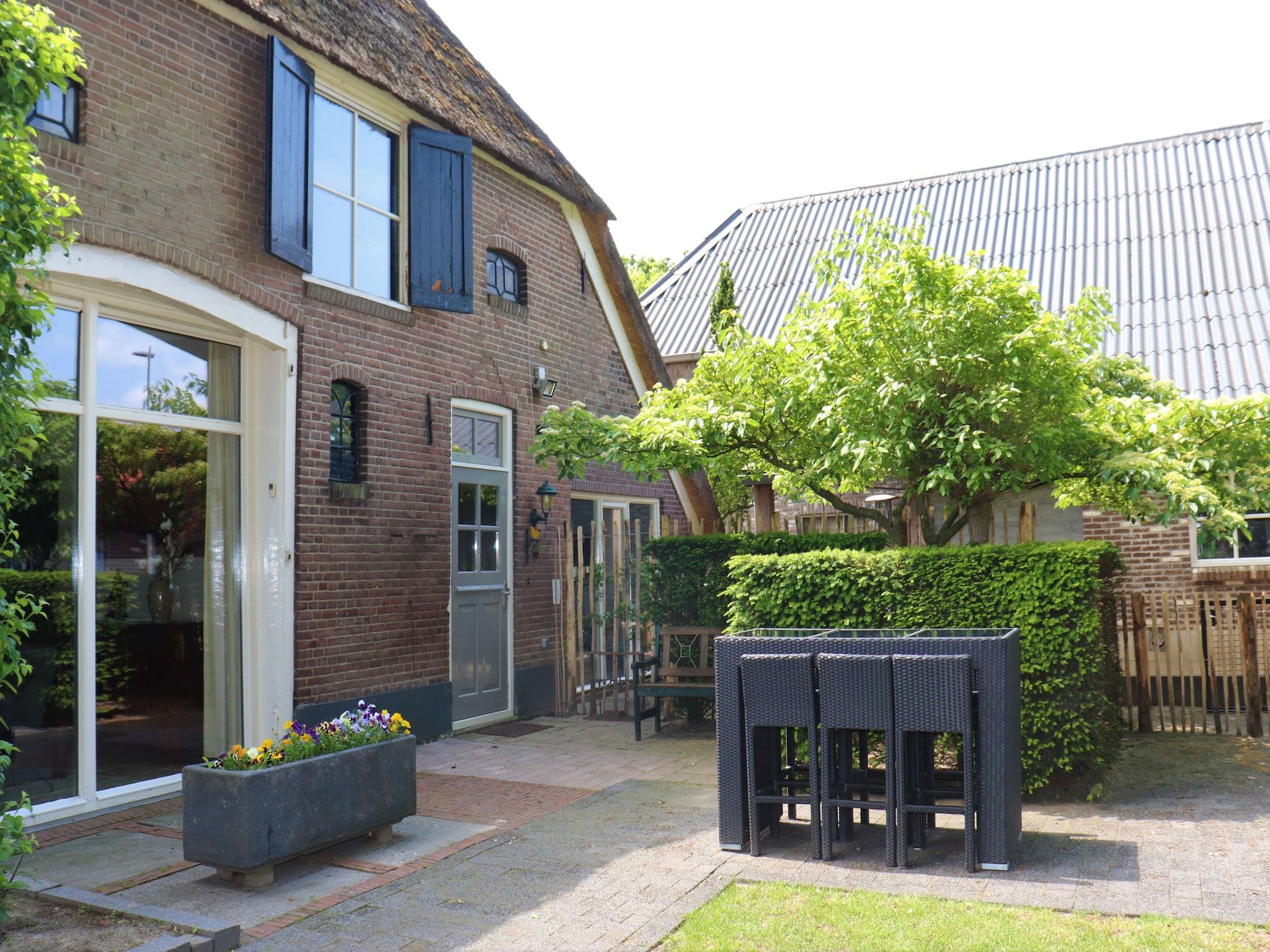 Het terras van Woonboerderij Bij Erve Mulder in Dalerveen