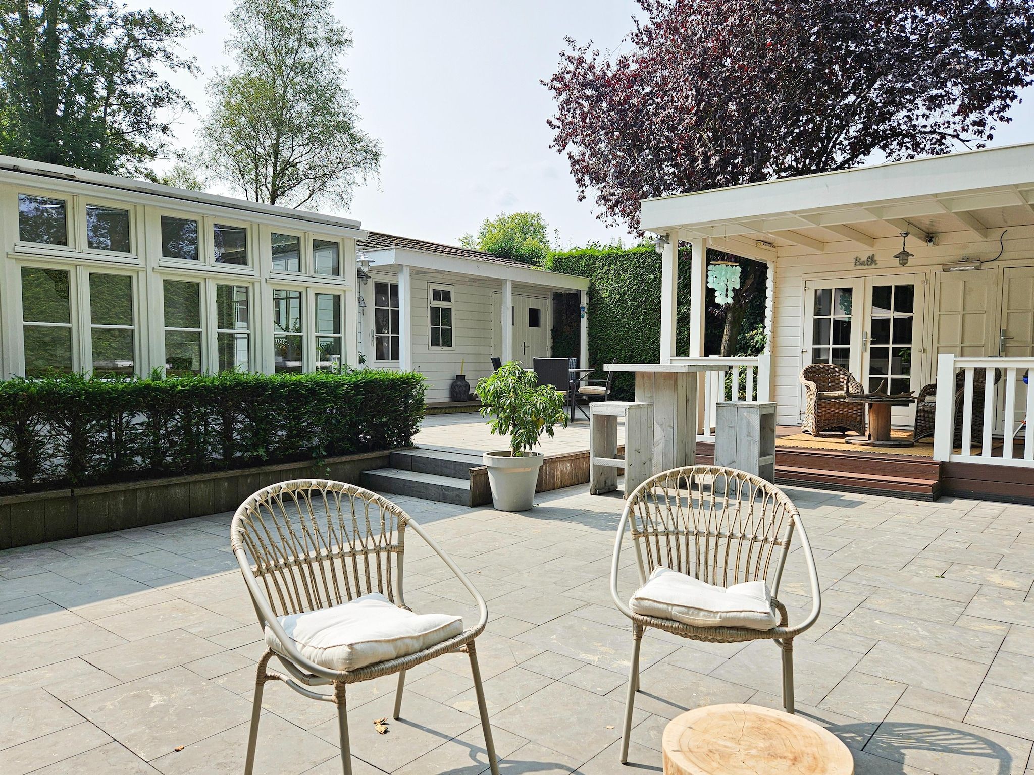 Het terras van Chalet Kieftveen 2-4pax nr 571 met Jacuzzi in Voorthuizen