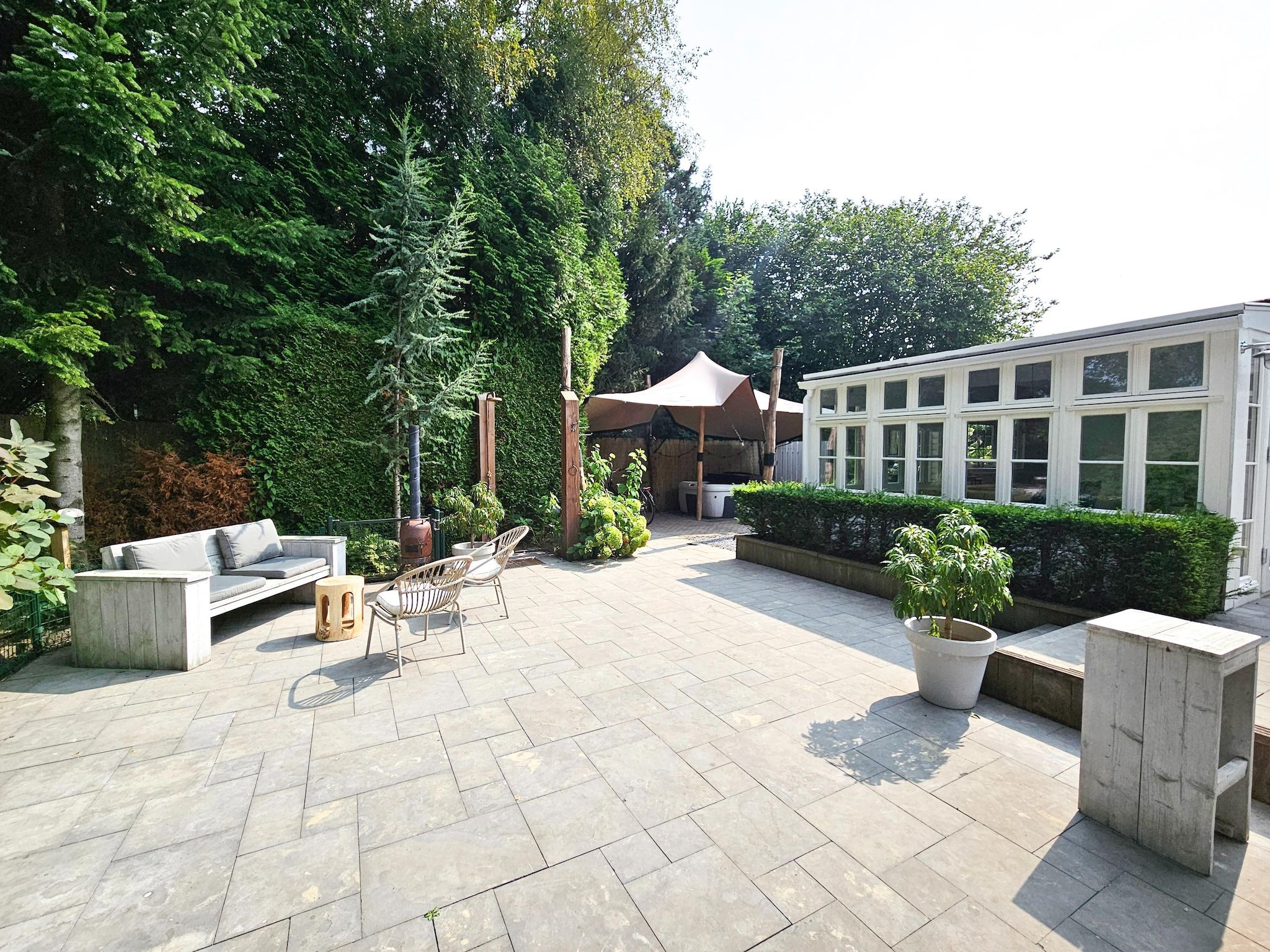 Het terras van Chalet Kieftveen 2-4pax nr 571 met Jacuzzi in Voorthuizen