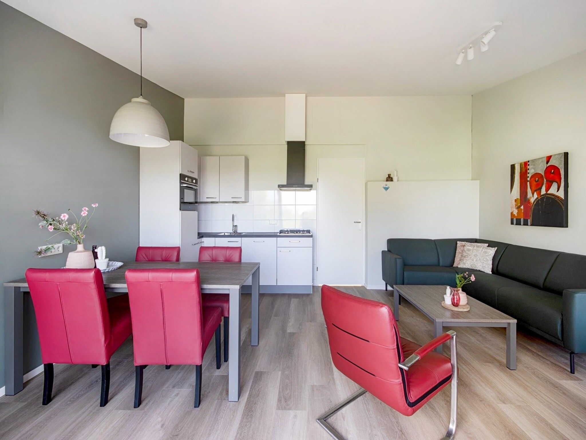 De eetkamer van Bungalowpark Schin op Geul 15 in Walem