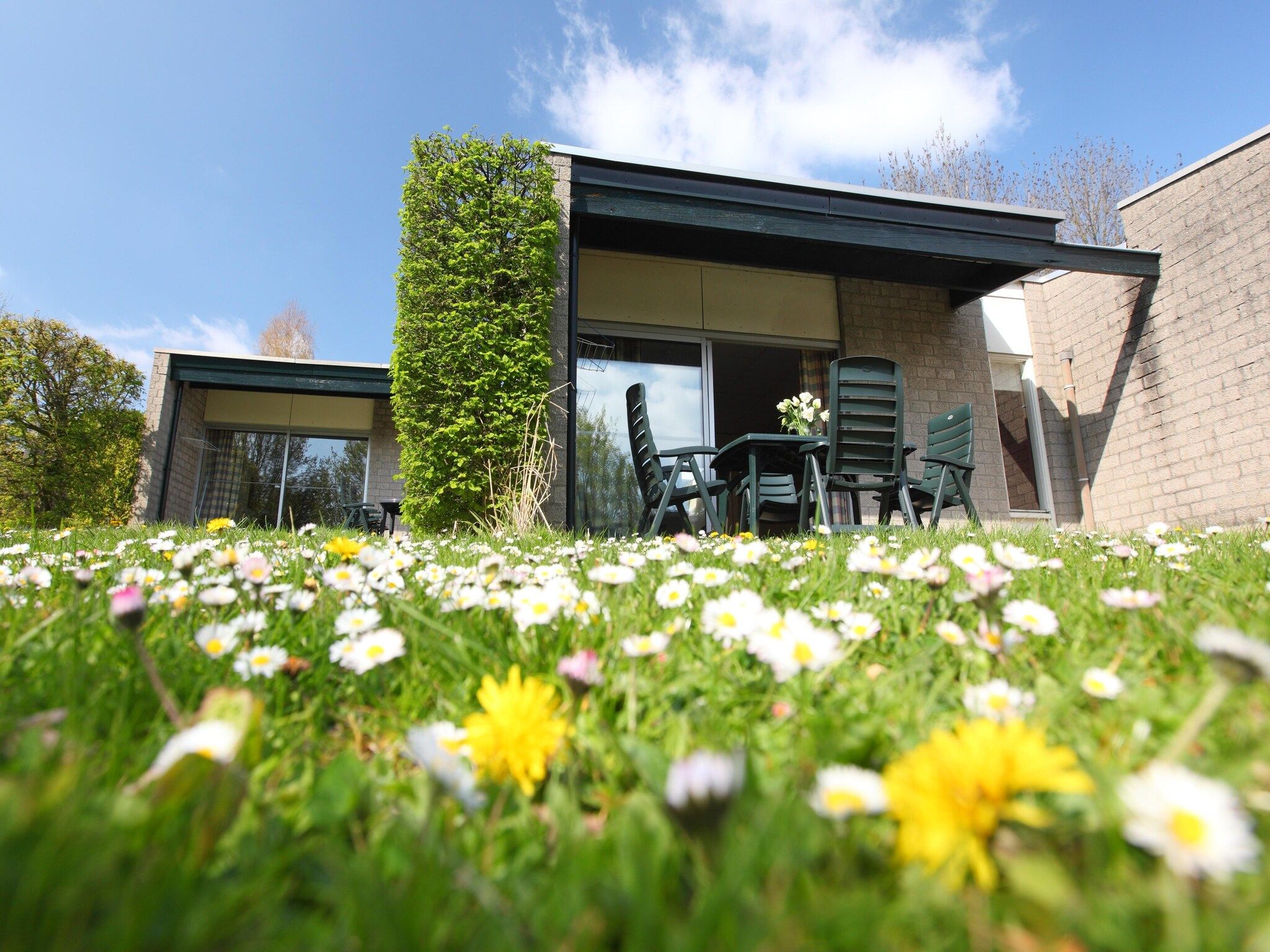 De buitenkant van Bungalowpark Schin op Geul 15 in Walem