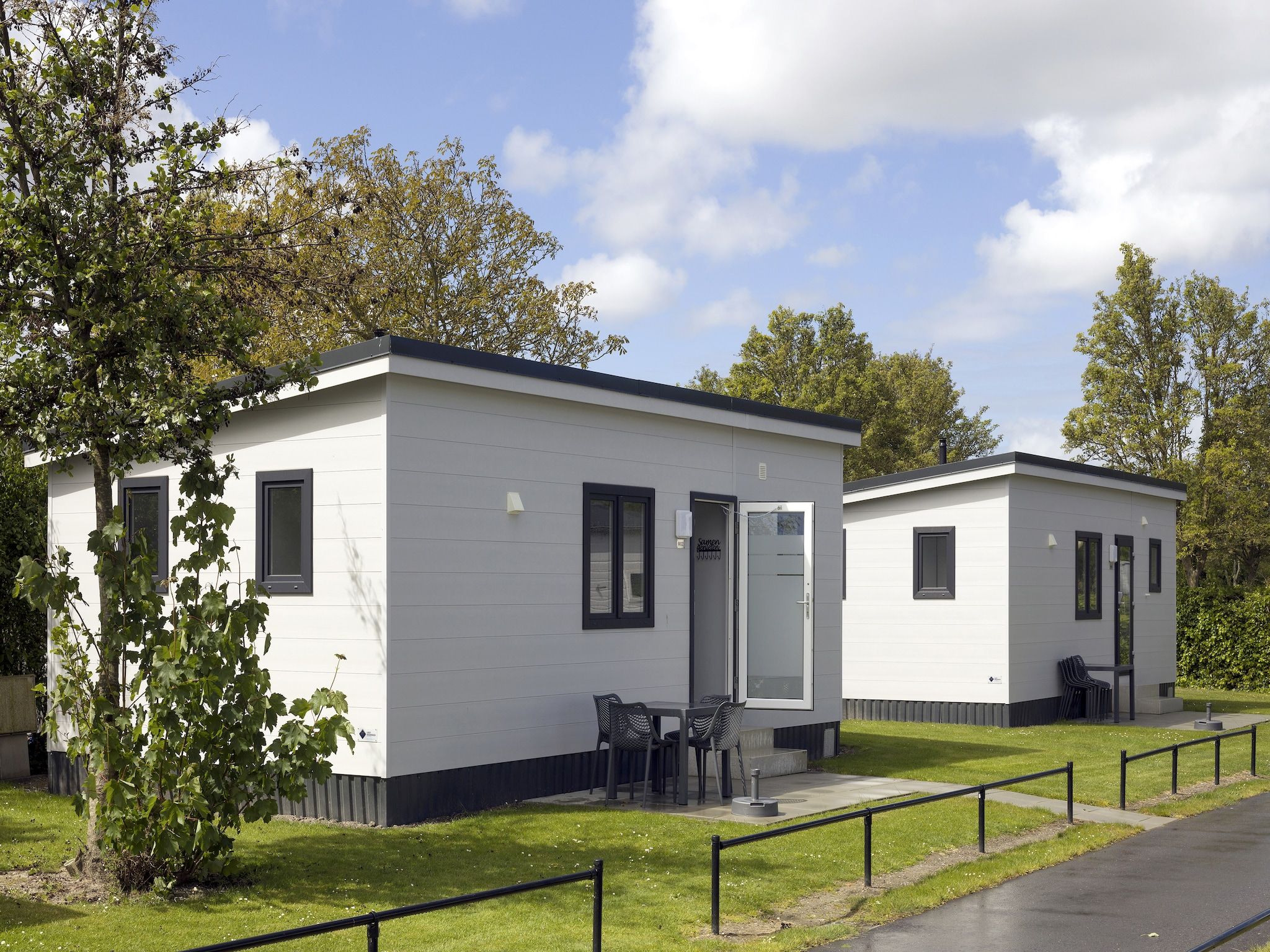 De buitenkant van Vakantiepark Beach Resort 22 in Kamperland