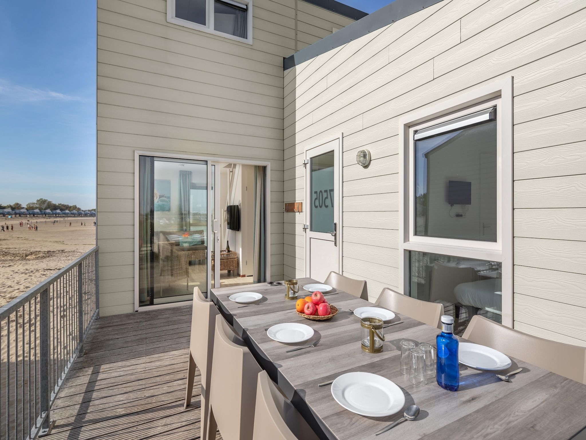 Het terras van Vakantiepark Beach Resort 22 in Kamperland