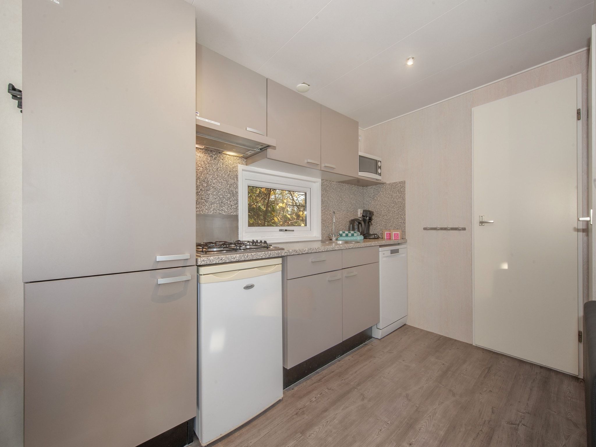 De keuken van Vakantiepark Beach Resort 23 in Kamperland