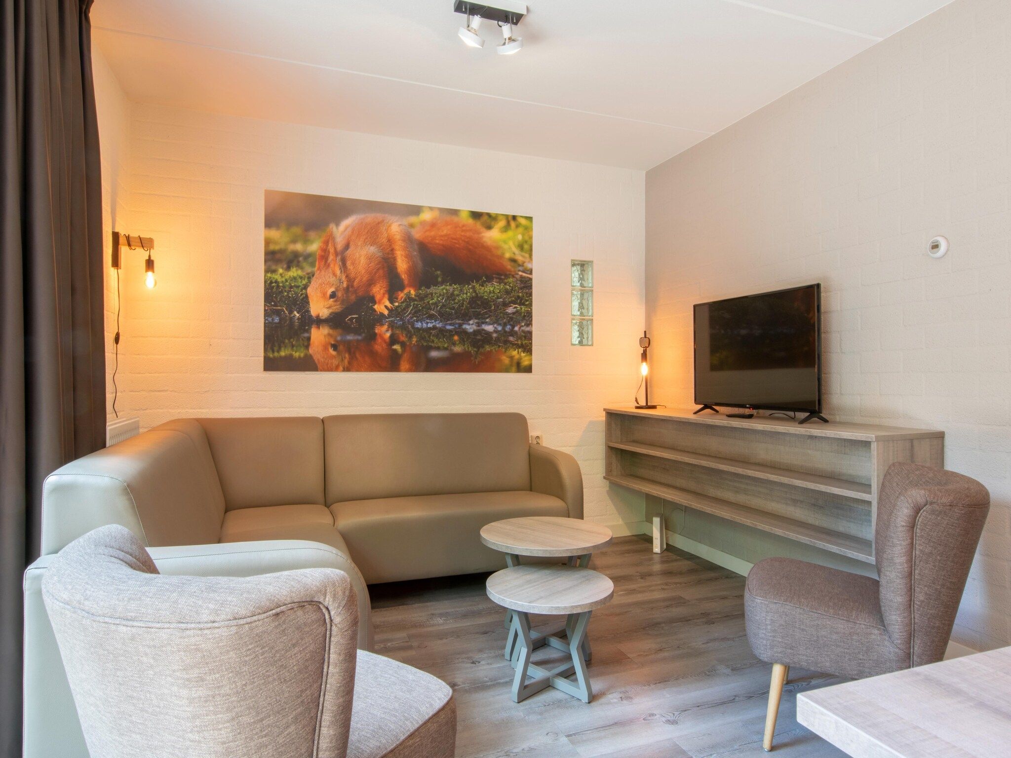 De woonkamer van Vakantiepark de Katjeskelder 15 in Oosterhout