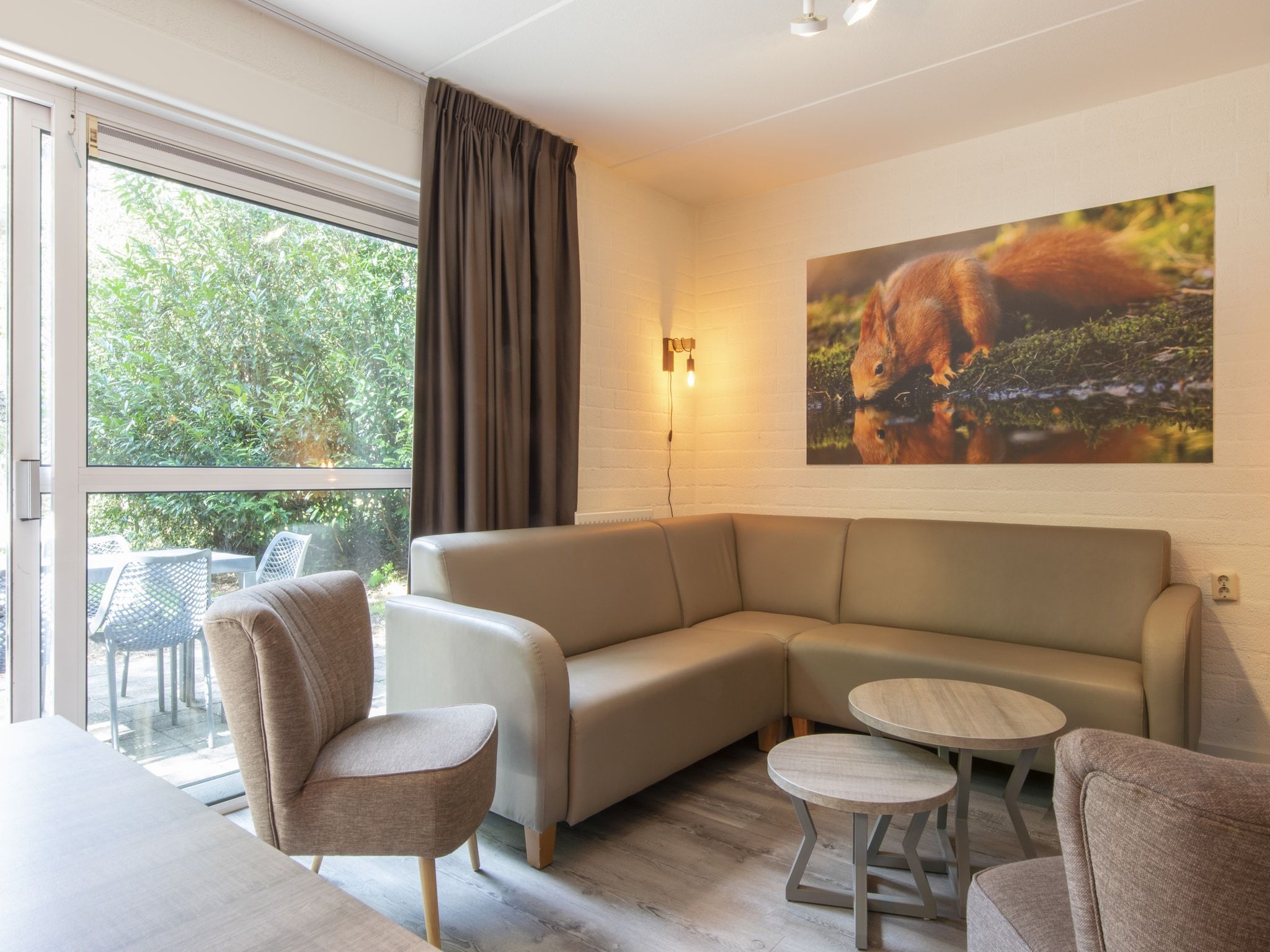 De woonkamer van Vakantiepark de Katjeskelder 15 in Oosterhout