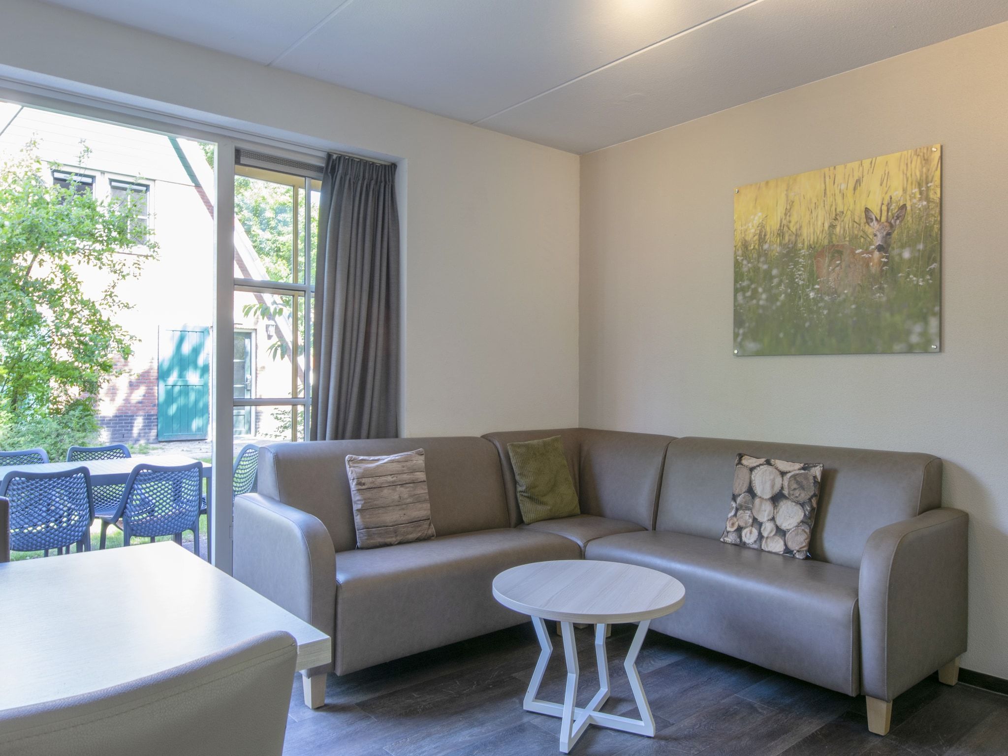 De woonkamer van Vakantiepark de Katjeskelder 16 in Oosterhout