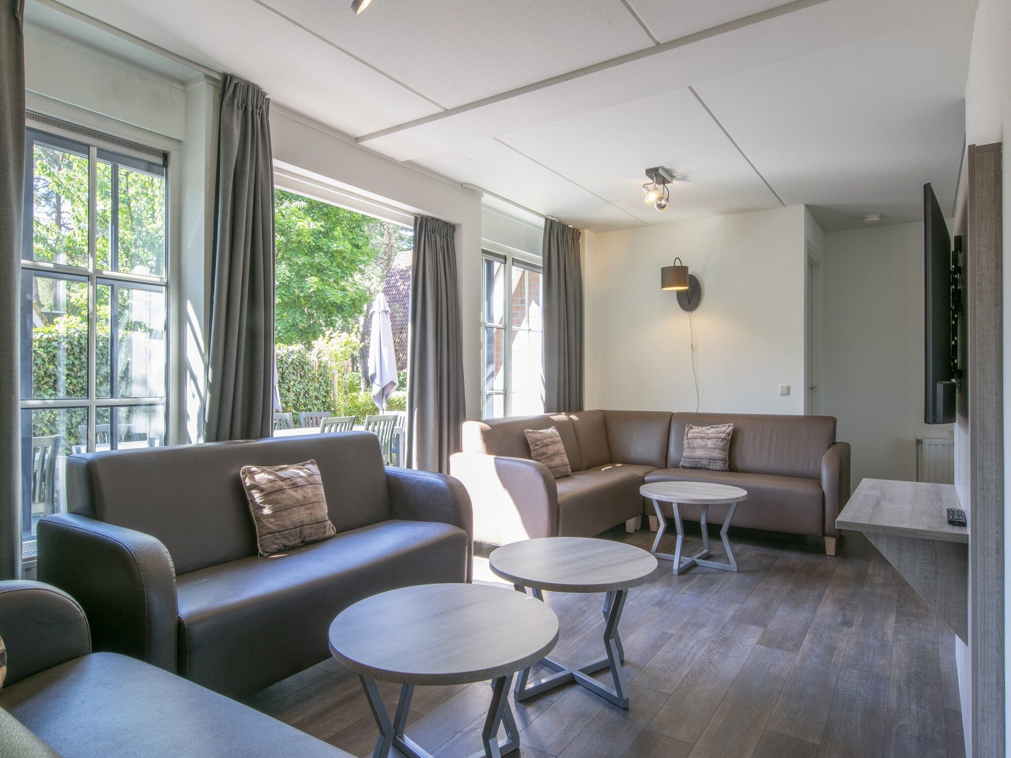 De woonkamer van Vakantiepark de Katjeskelder 18 in Oosterhout