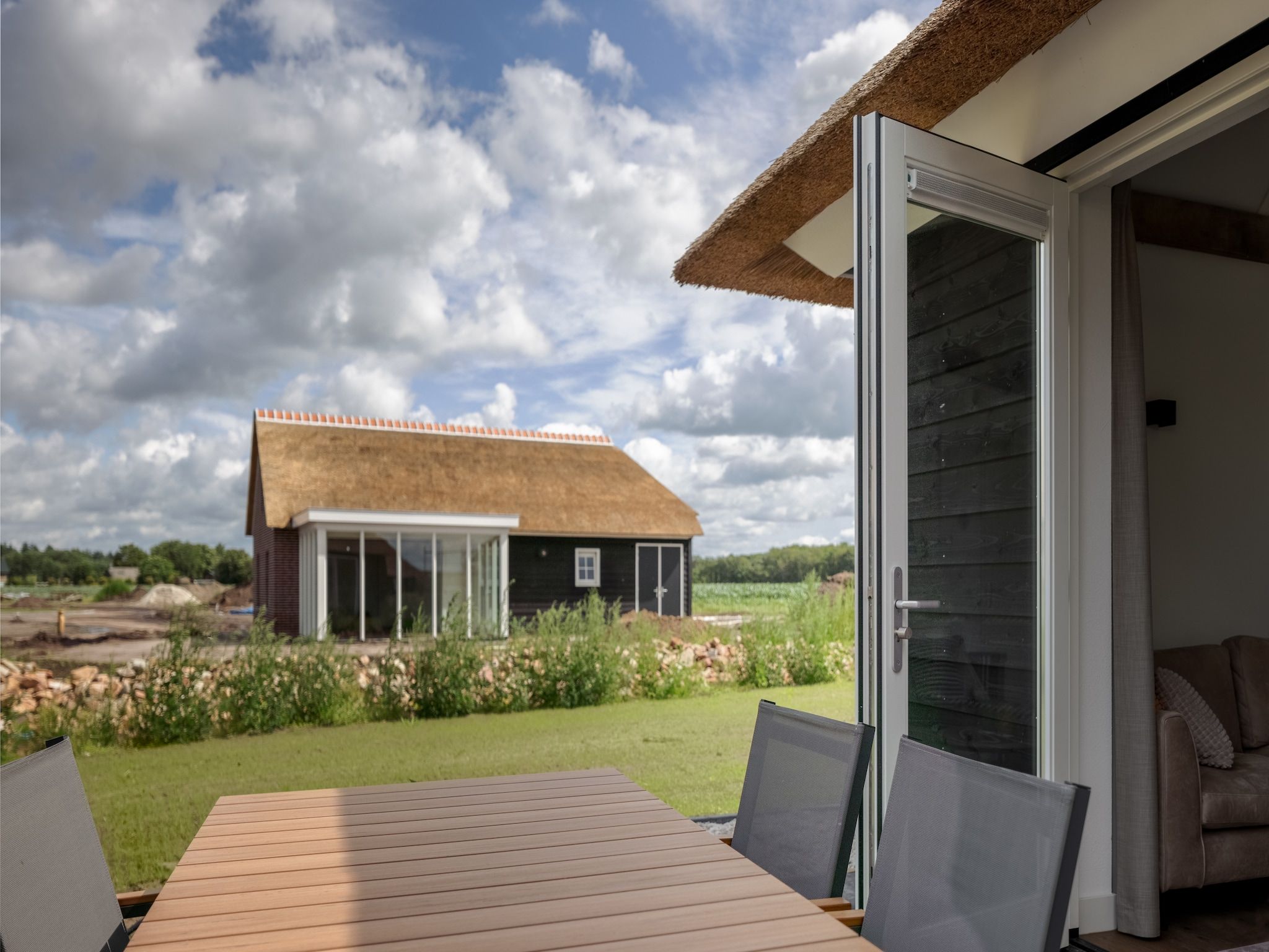 Het terras van Vakantiepark De Heihorsten 2 in Someren