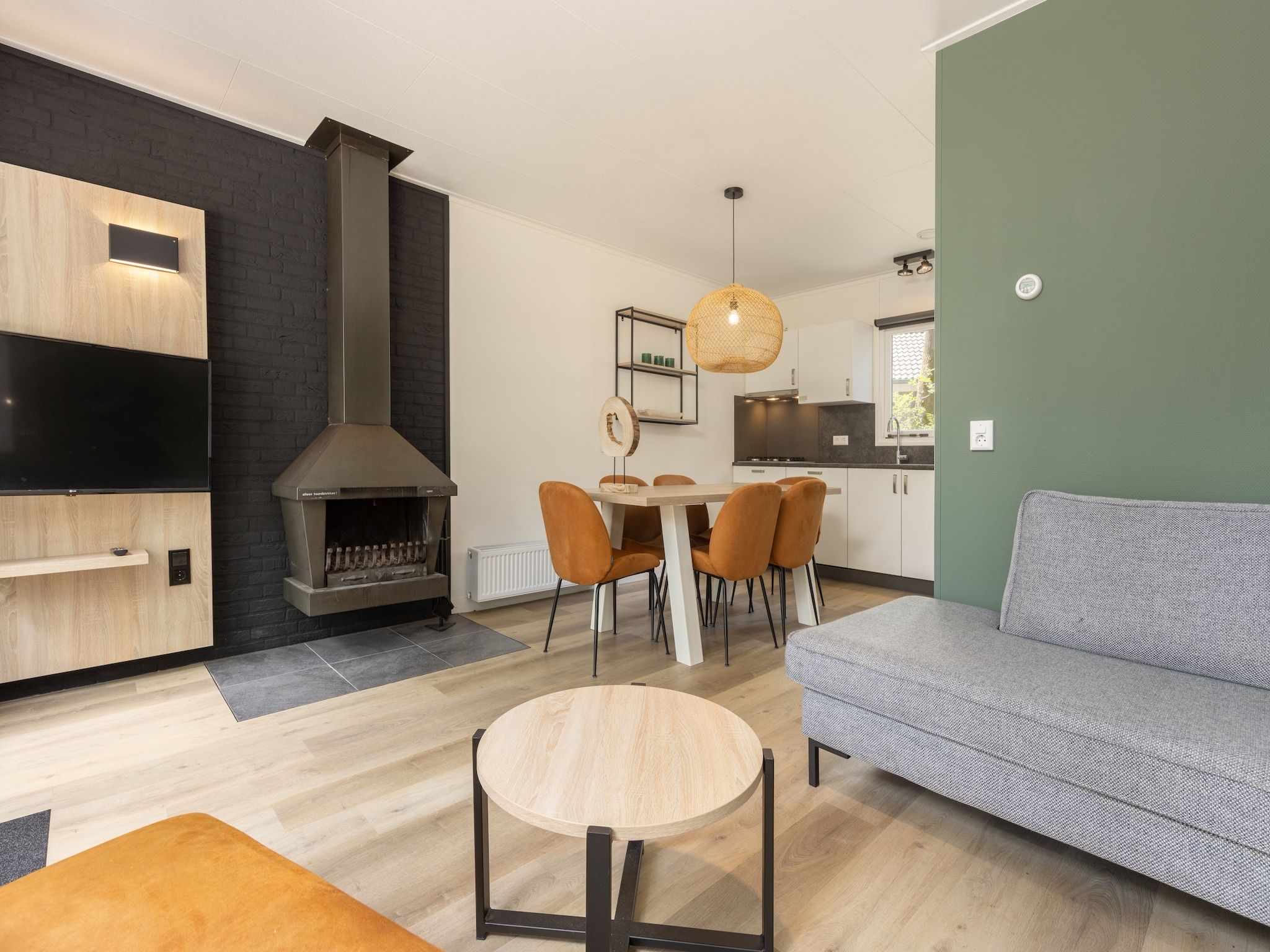 De woonkamer van Park De Peel 5 in Vlierden