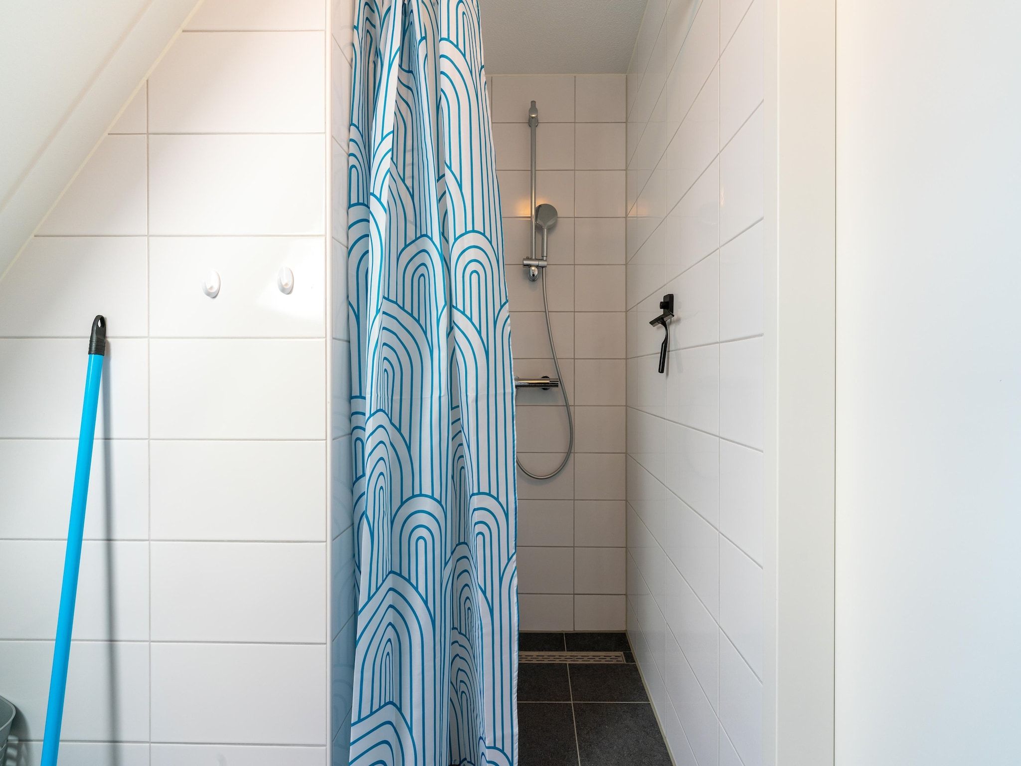 De badkamer van De Kievit Huis Nr 36 in Scherpenisse