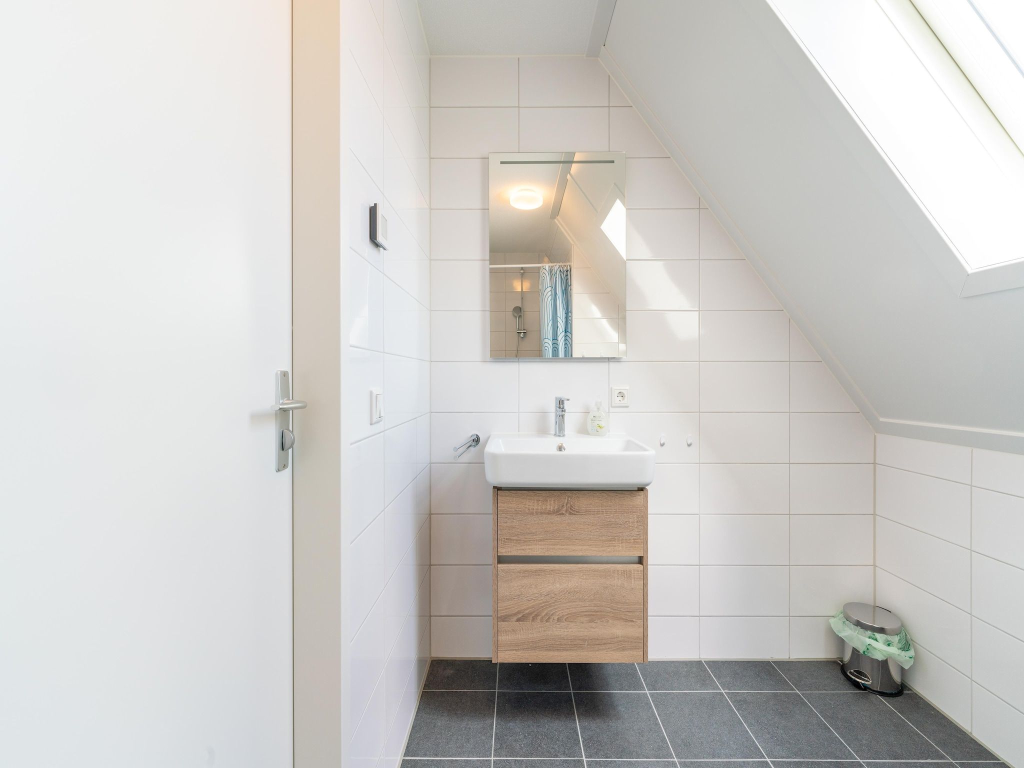 De badkamer van De Kievit Huis Nr 36 in Scherpenisse