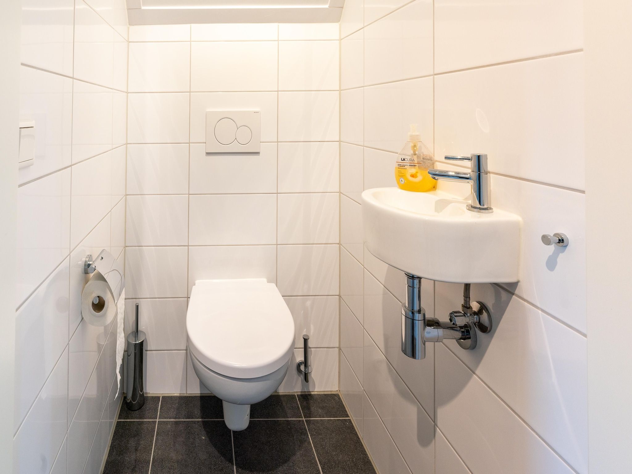 De badkamer van De Kievit Huis Nr 36 in Scherpenisse