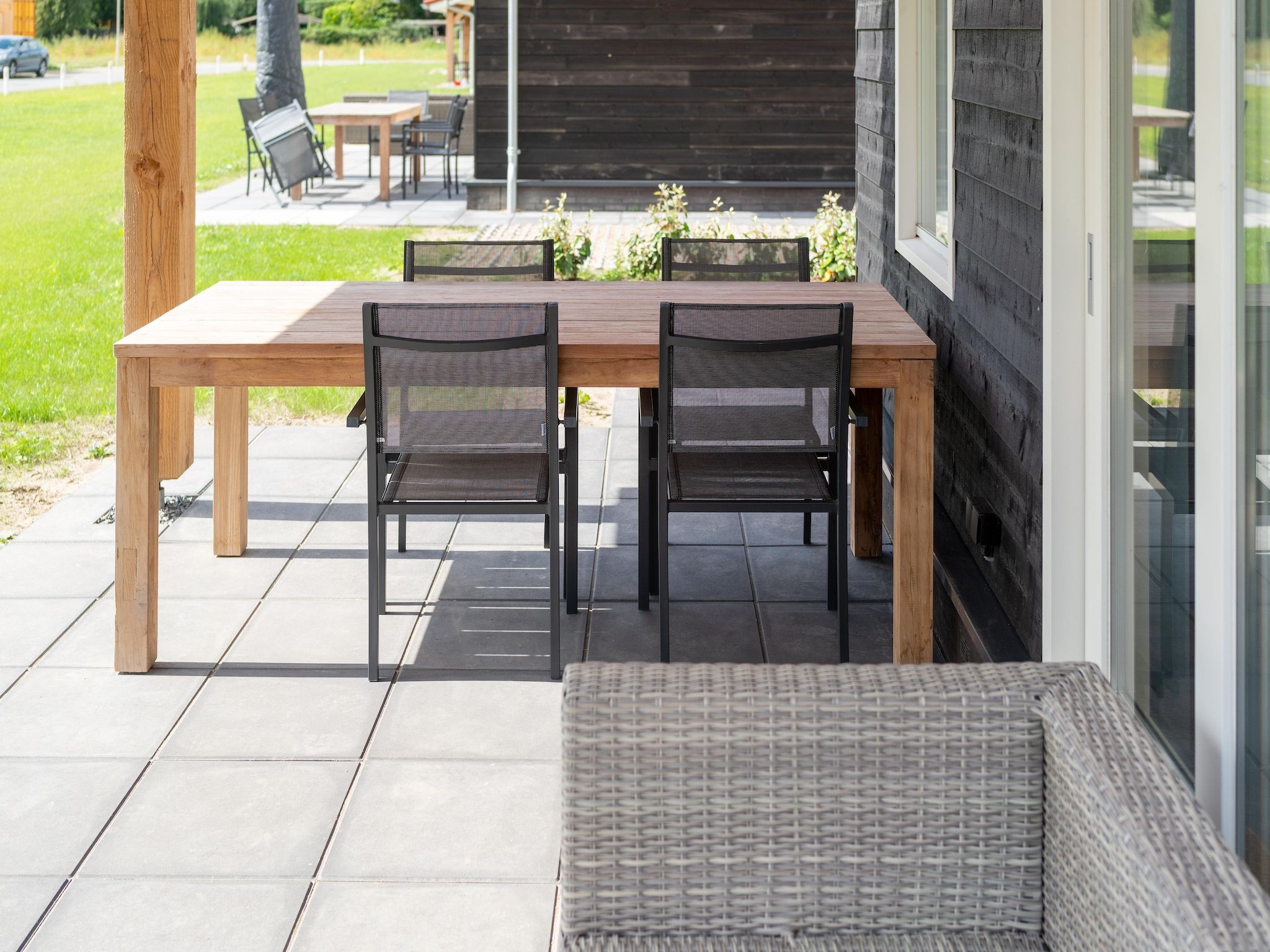 Het terras van De Kievit Huis Nr 36 in Scherpenisse