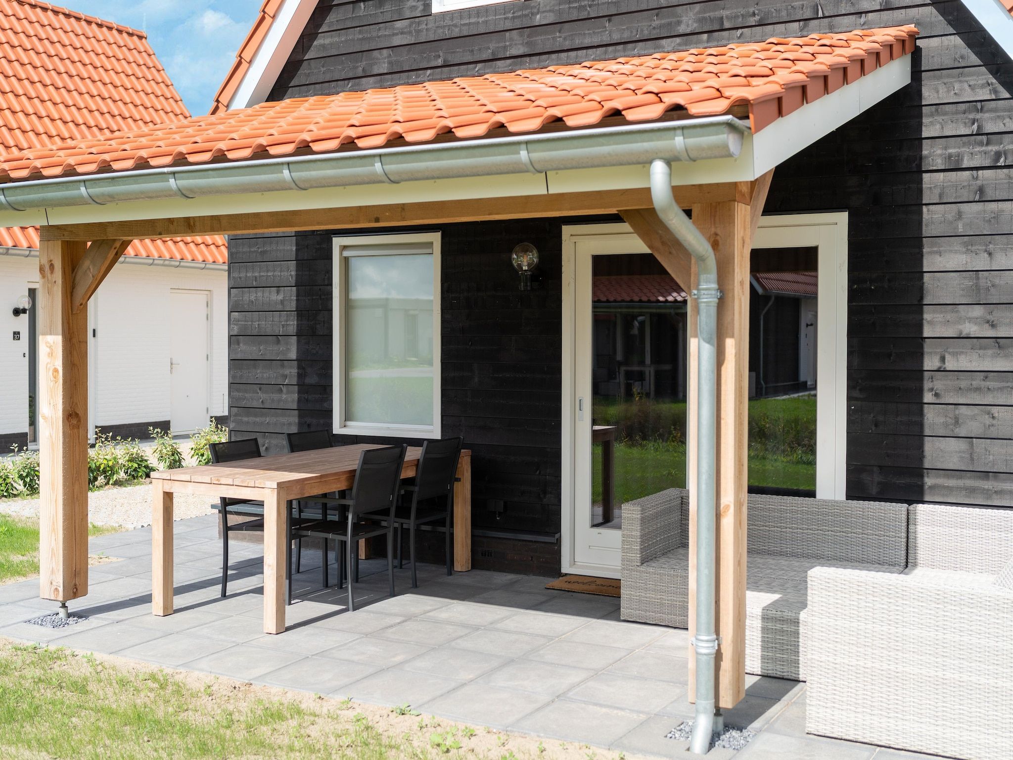 Het terras van De Kievit Huis Nr 36 in Scherpenisse