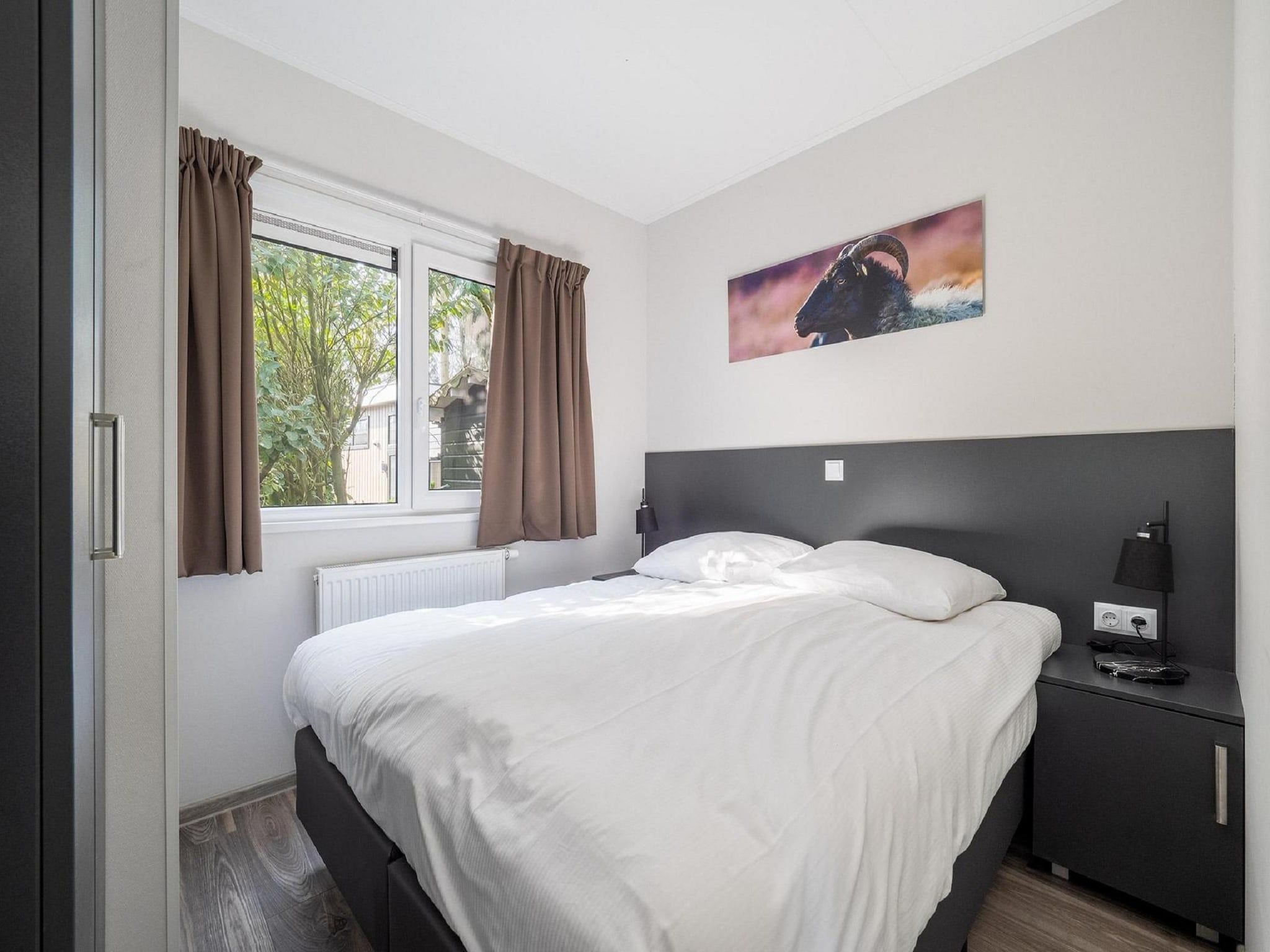 Een slaapkamer van Vakantiepark De Rimboe & De Woeste Hoogte 24 in Hoenderloo