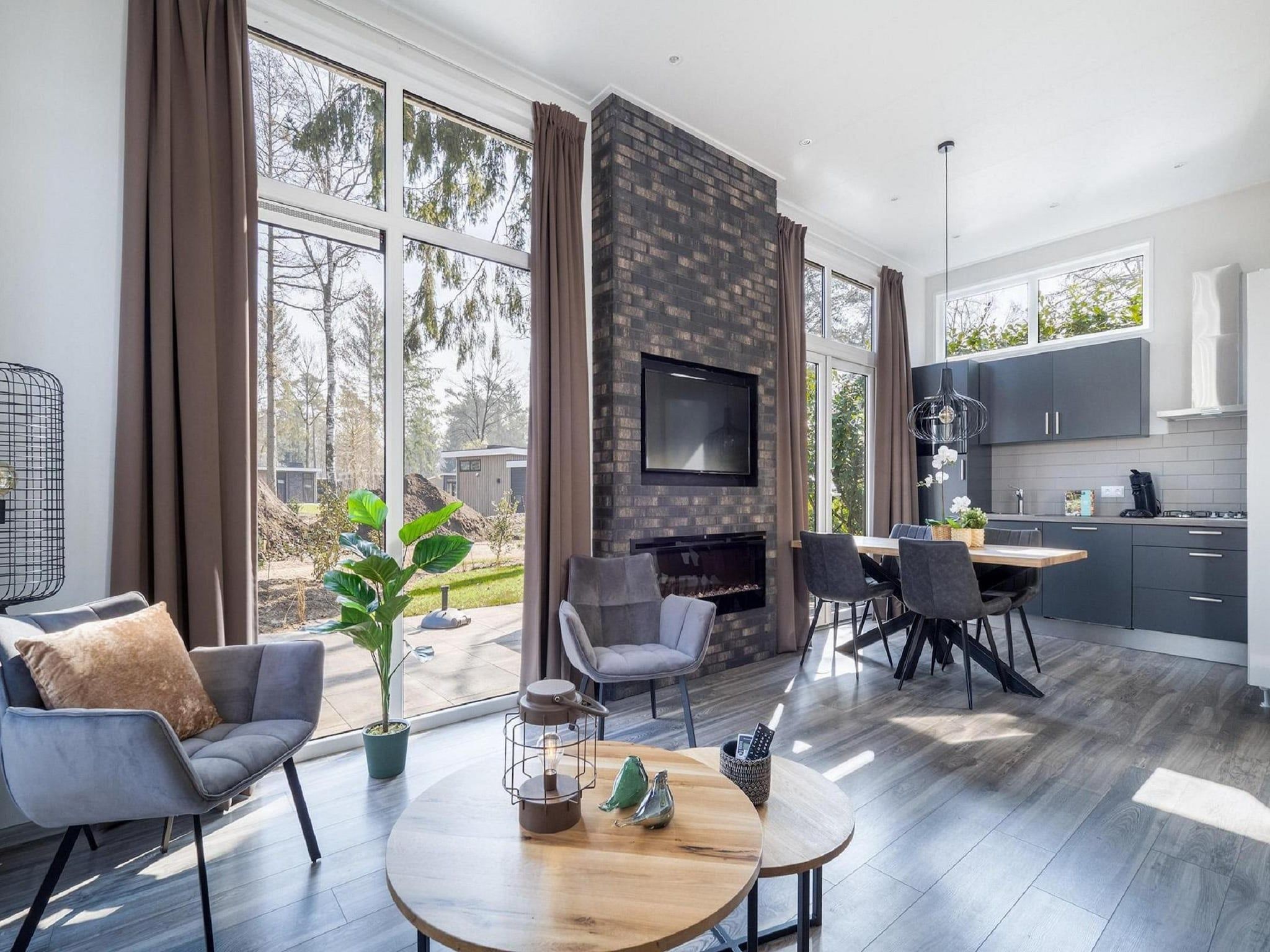 De woonkamer van Vakantiepark De Rimboe & De Woeste Hoogte 24 in Hoenderloo