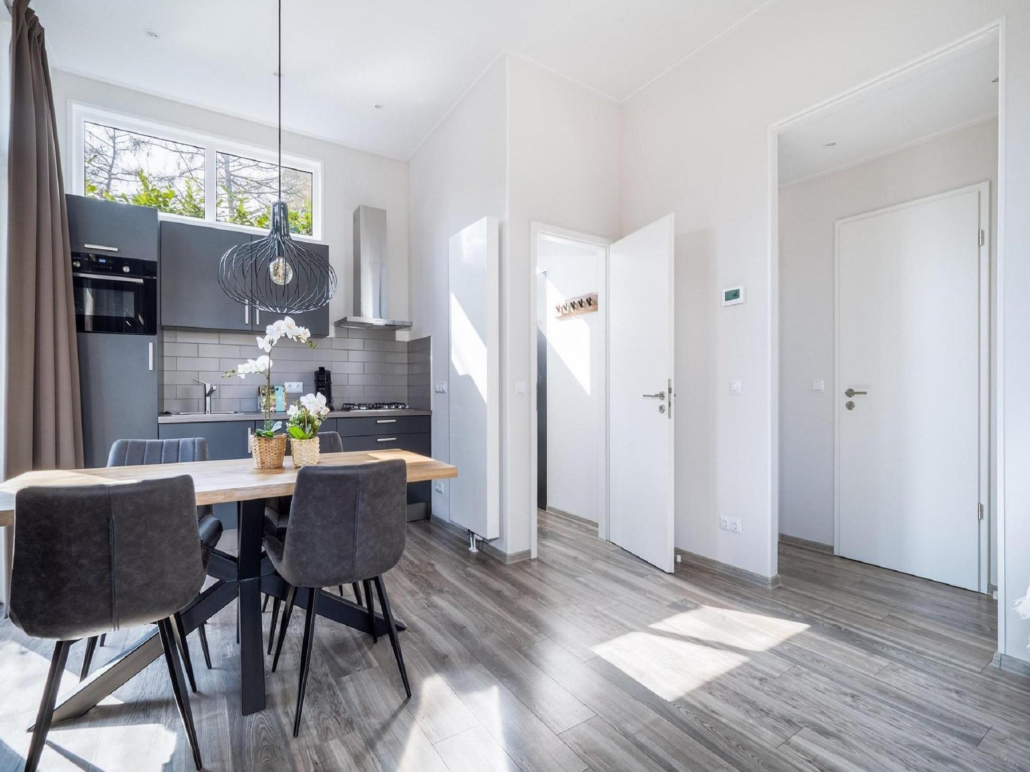 De eetkamer van Vakantiepark De Rimboe & De Woeste Hoogte 24 in Hoenderloo