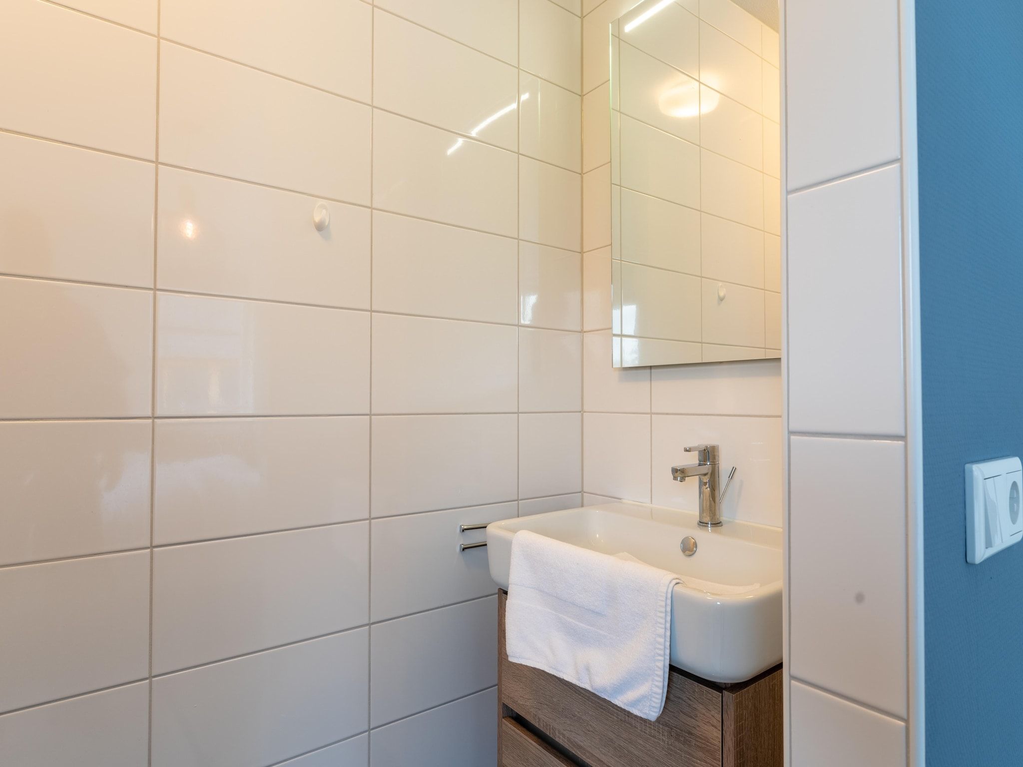 De badkamer van De Kokmeeuw Huis Nr 11 in Scherpenisse