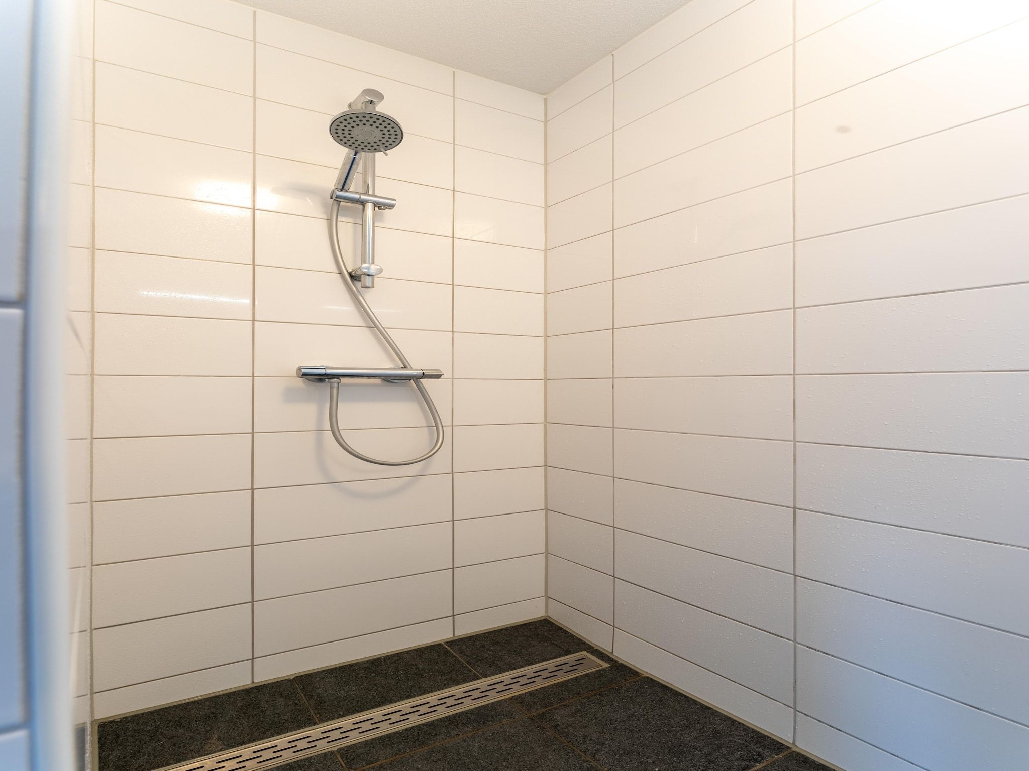 De badkamer van De Kokmeeuw Huis Nr 11 in Scherpenisse