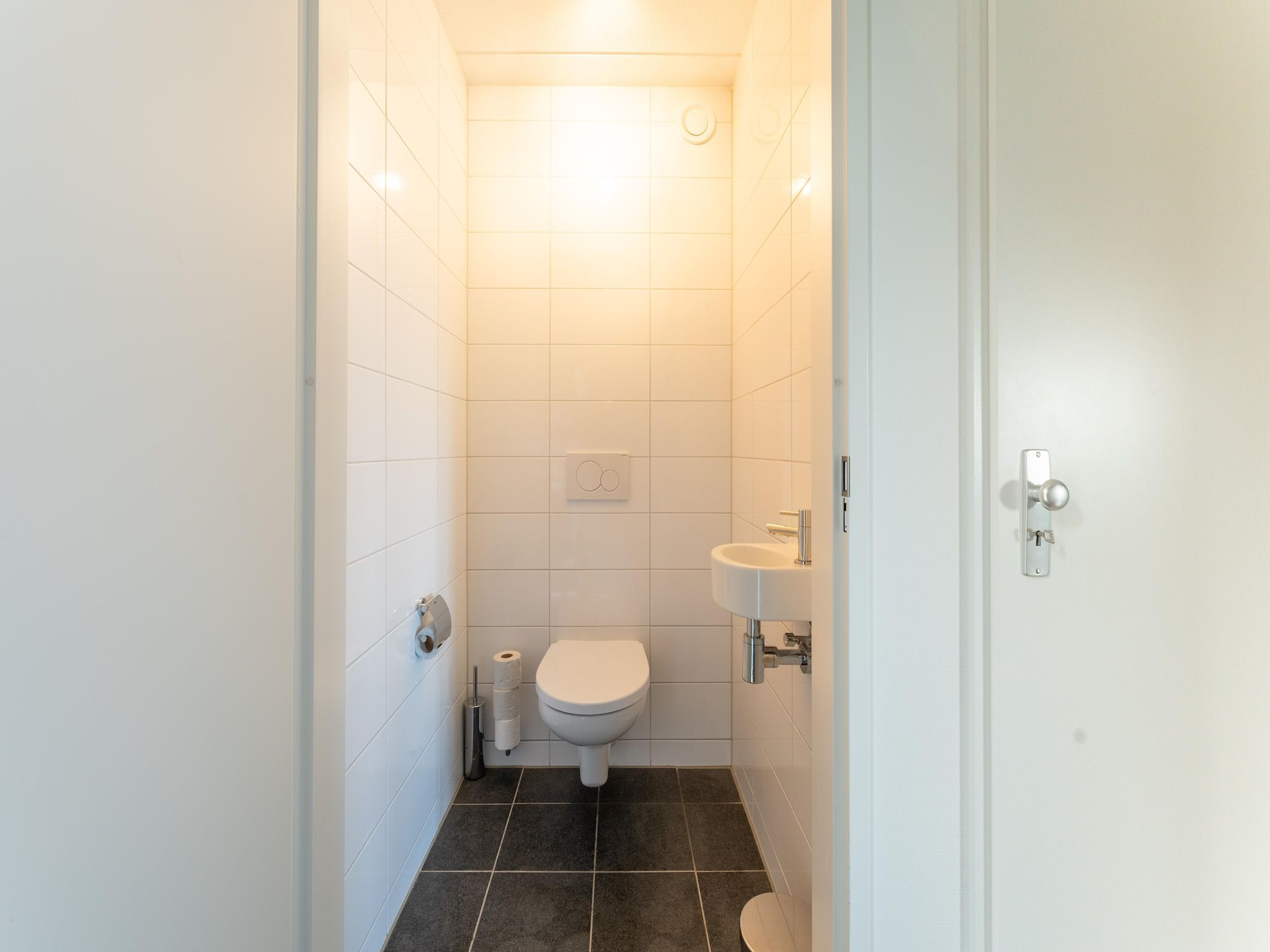 De badkamer van De Kokmeeuw Huis Nr 11 in Scherpenisse