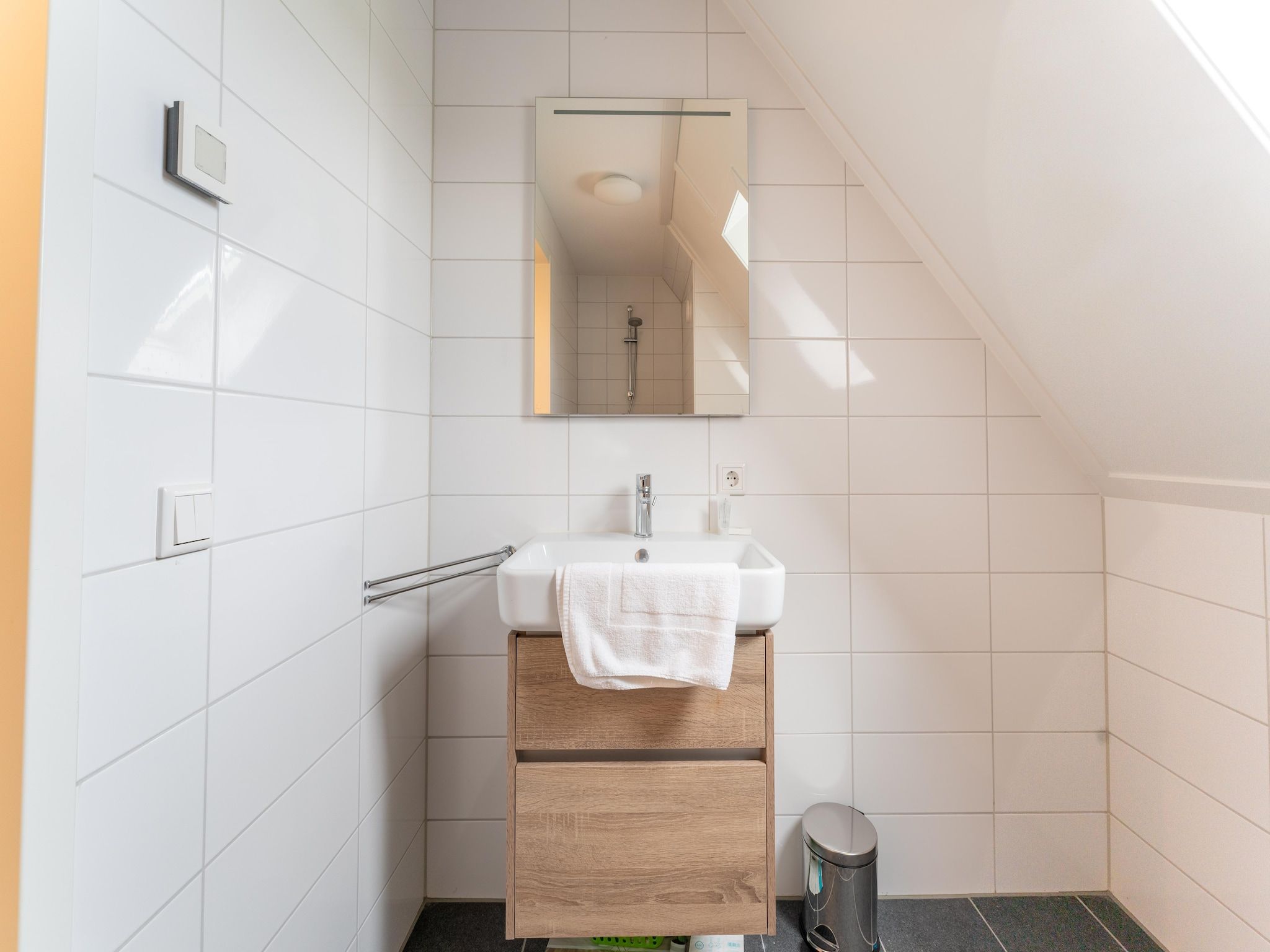 De badkamer van De Kokmeeuw Huis Nr 11 in Scherpenisse