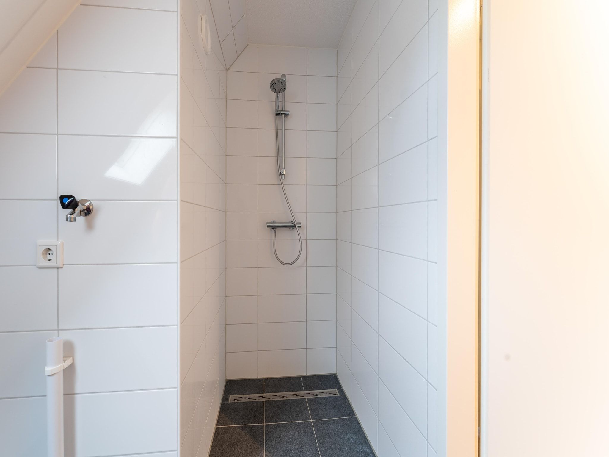 De badkamer van De Kokmeeuw Huis Nr 11 in Scherpenisse