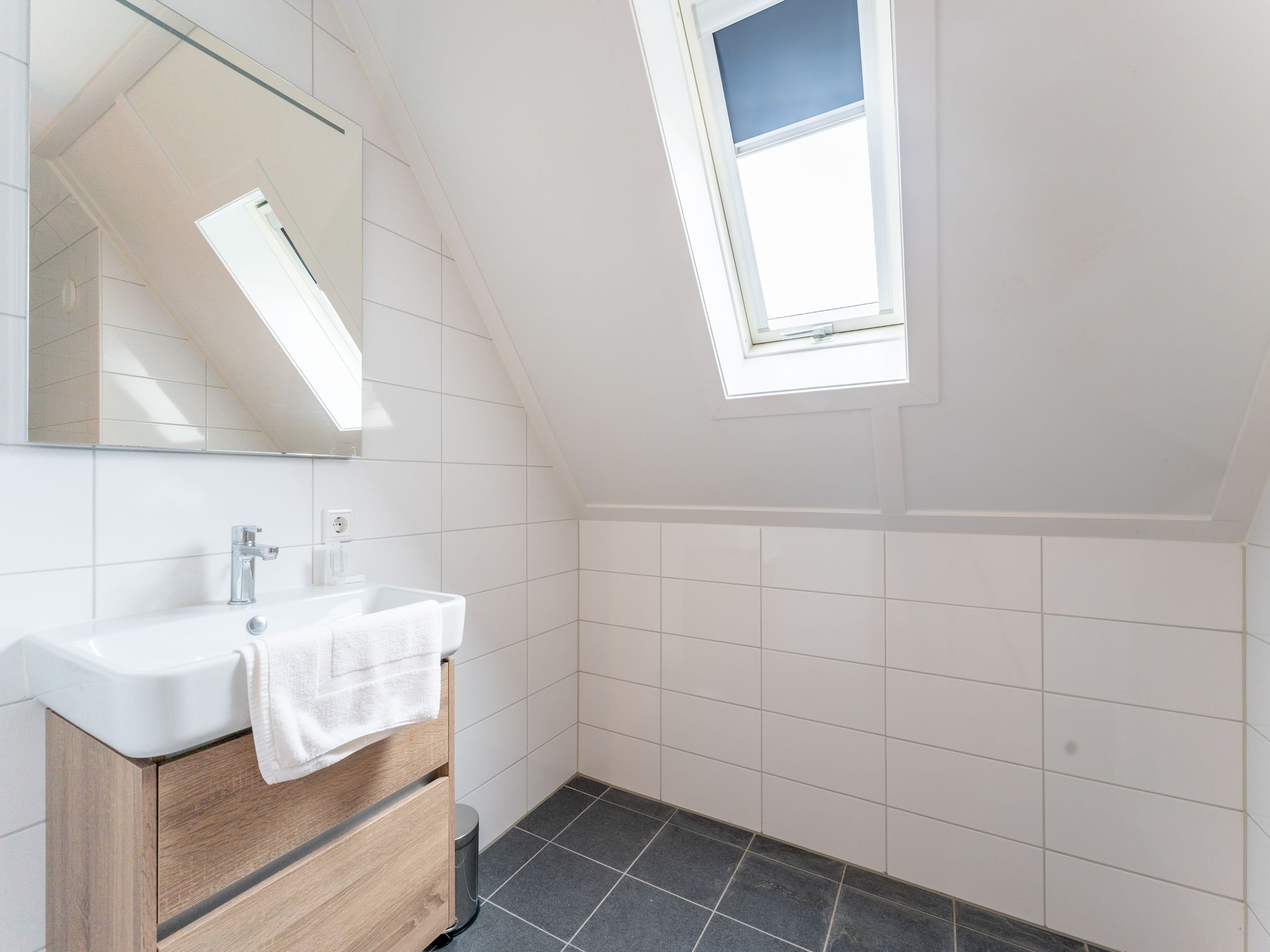 De badkamer van De Kokmeeuw Huis Nr 11 in Scherpenisse