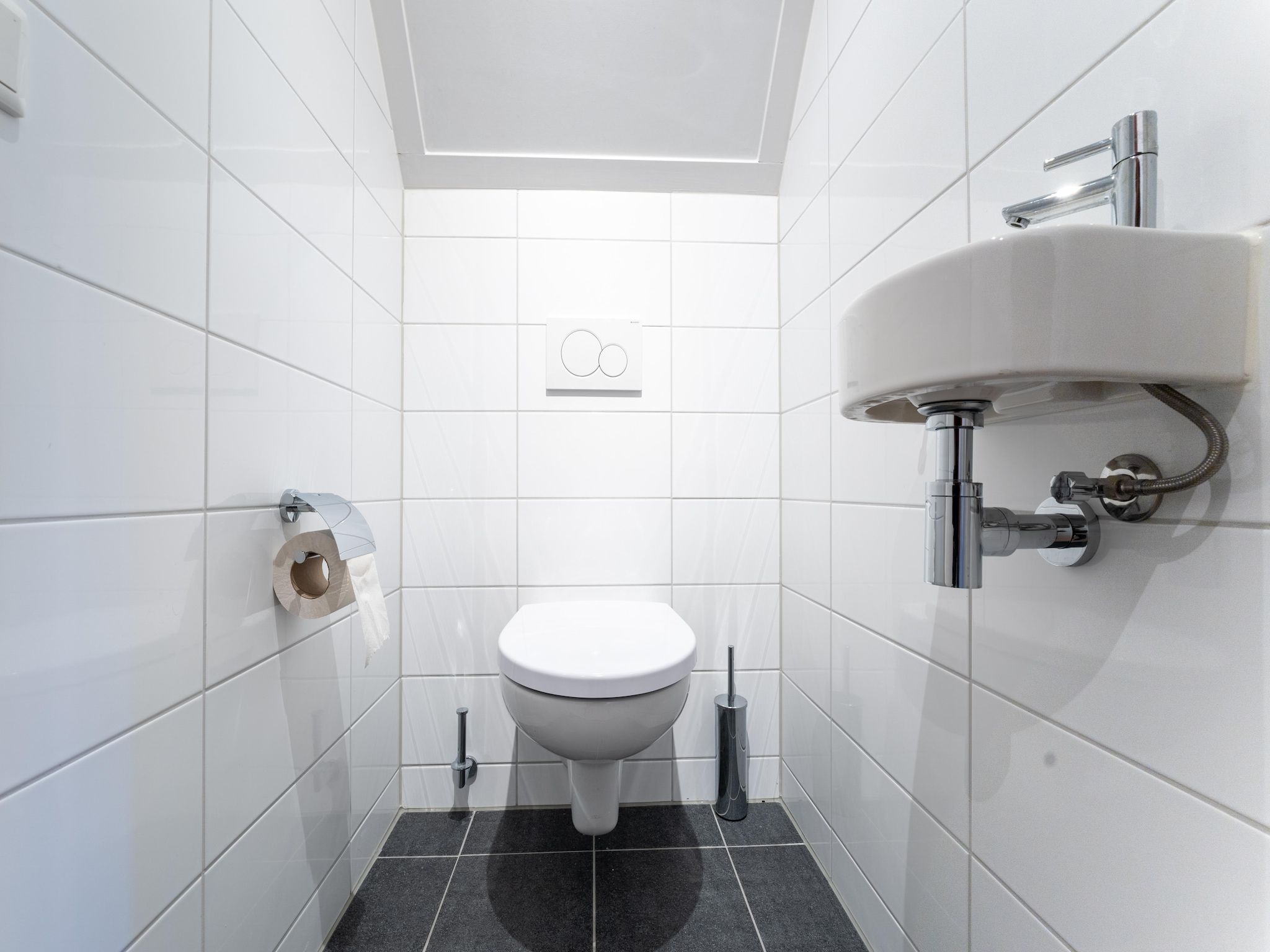 De badkamer van De Kokmeeuw Huis Nr 11 in Scherpenisse