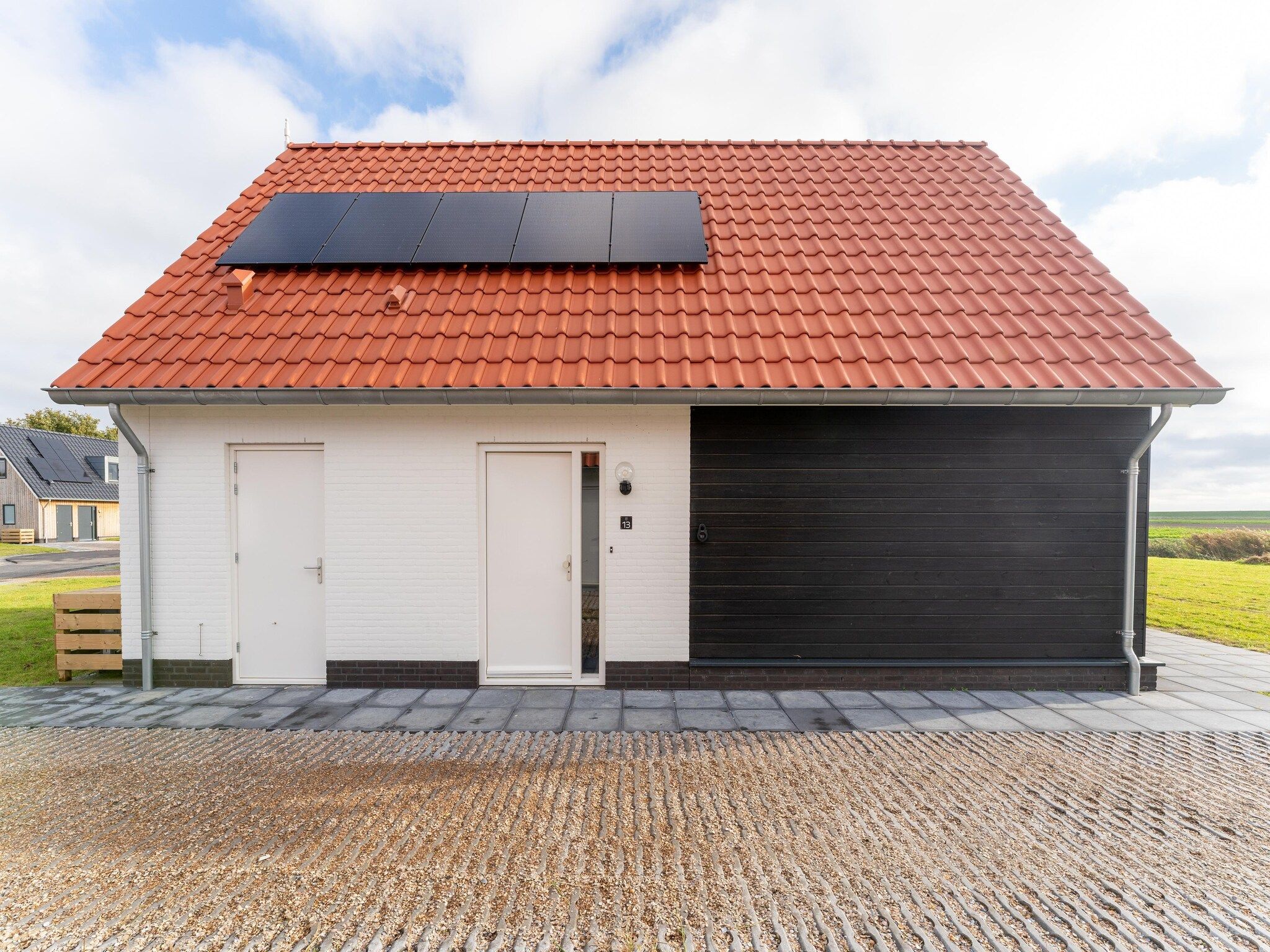 De buitenkant van De Lepelaar Huis Nr 13 in Scherpenisse