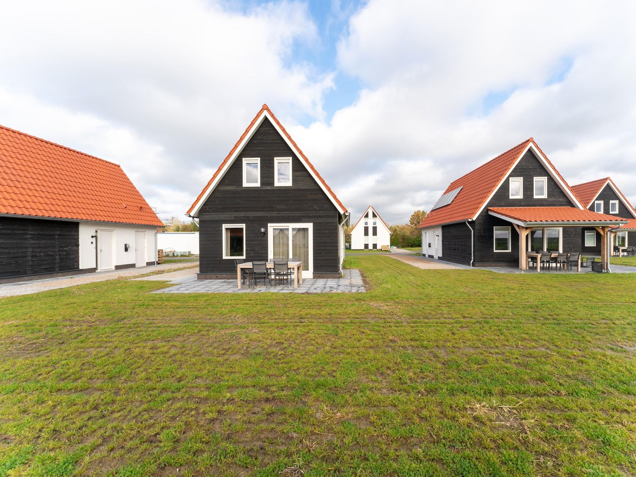 De tuin van De Lepelaar Huis Nr 13 in Scherpenisse