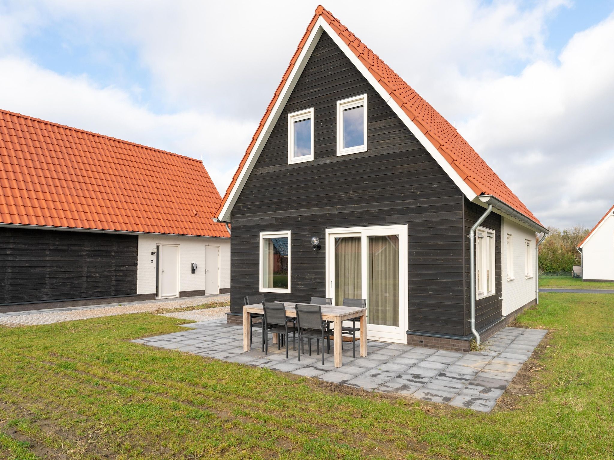 Het terras van De Lepelaar Huis Nr 13 in Scherpenisse