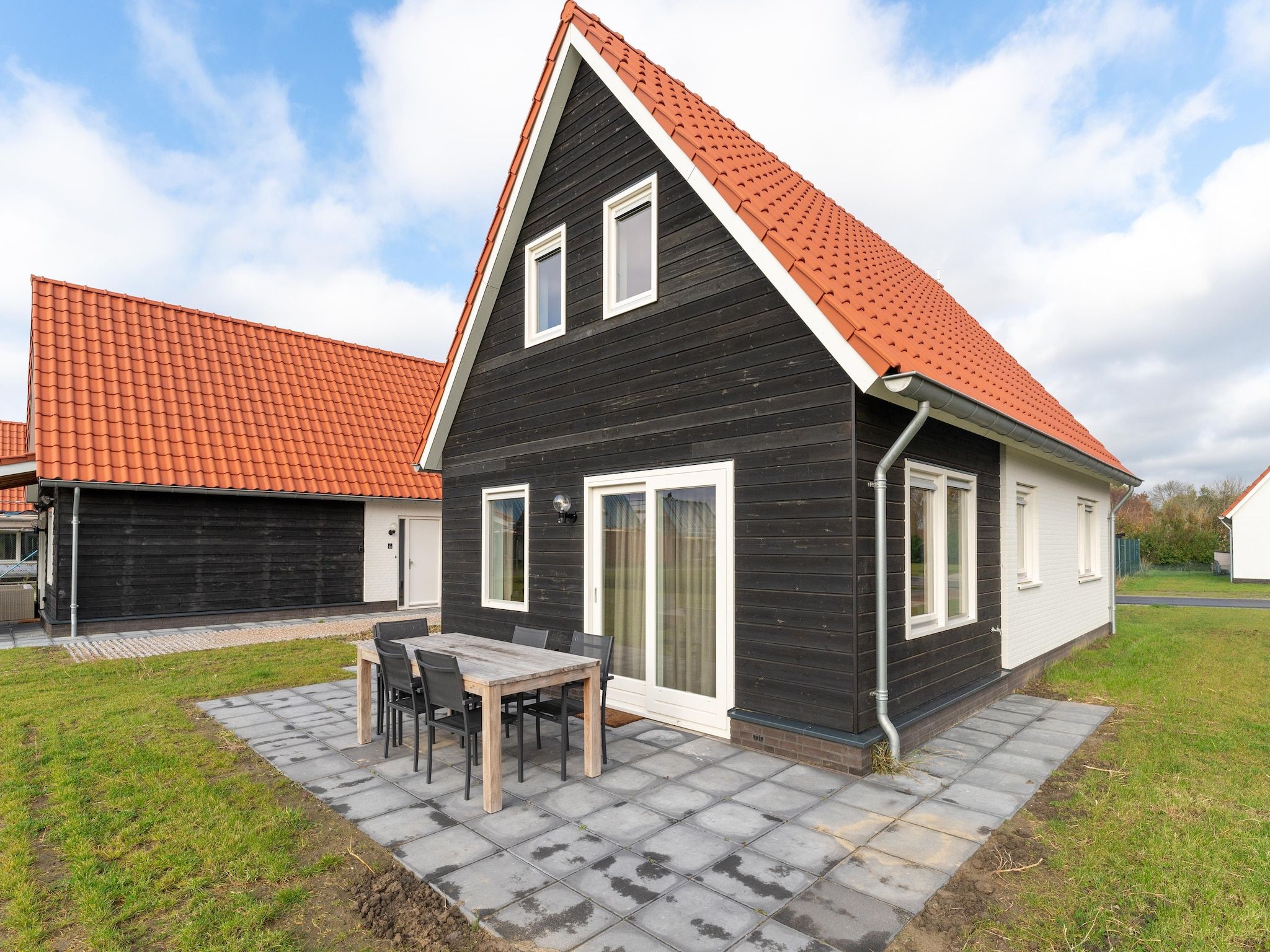 Het terras van De Lepelaar Huis Nr 13 in Scherpenisse