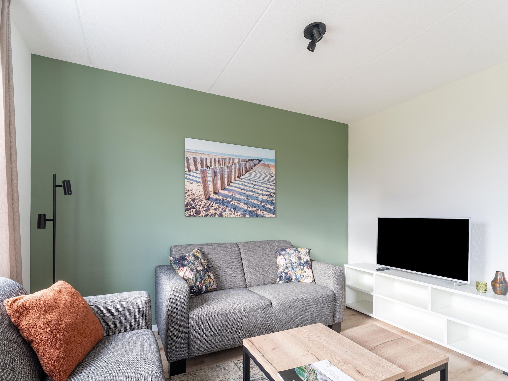 De woonkamer van De Lepelaar Huis Nr 13 in Scherpenisse