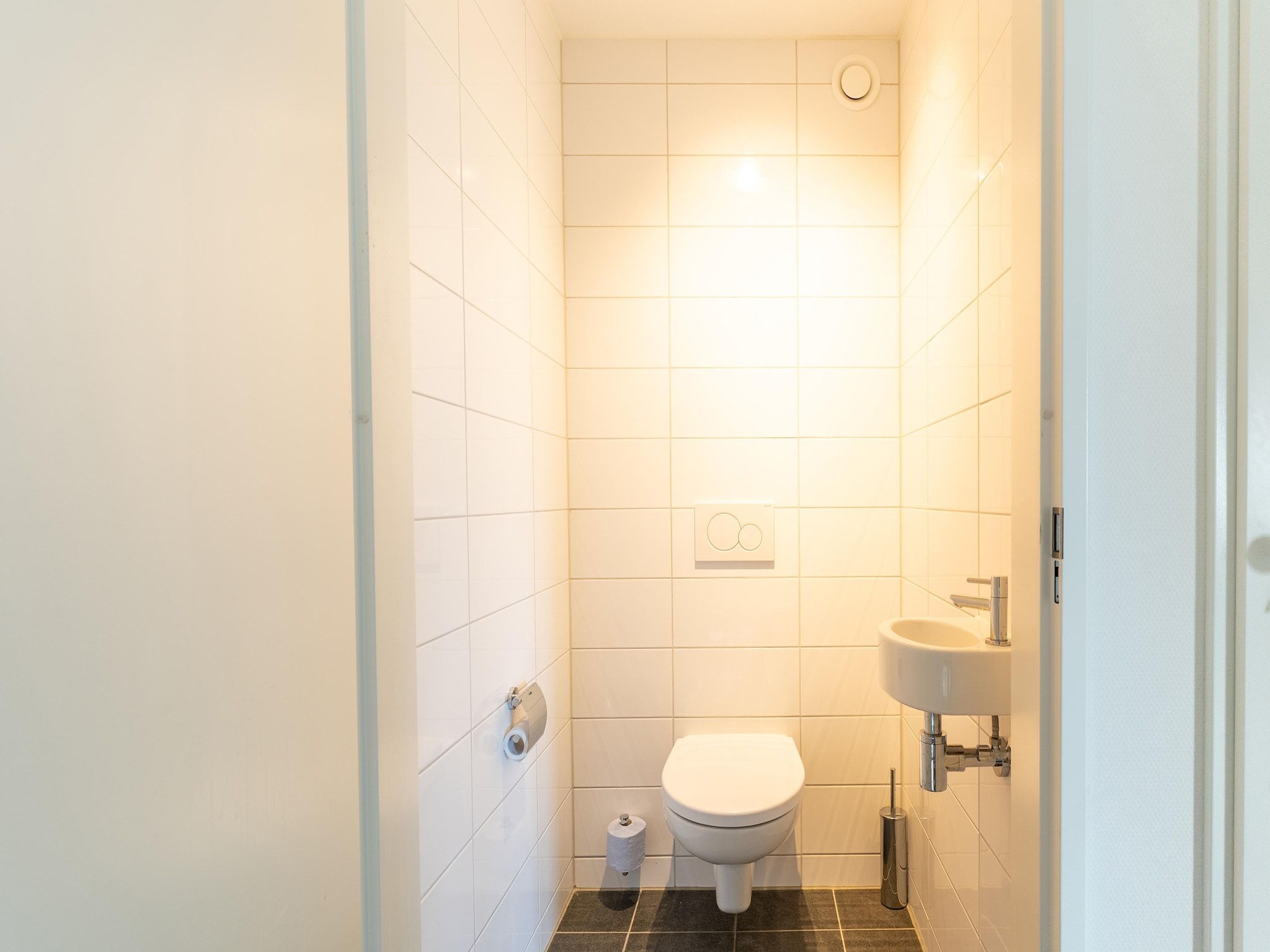 De badkamer van De Lepelaar Huis Nr 13 in Scherpenisse