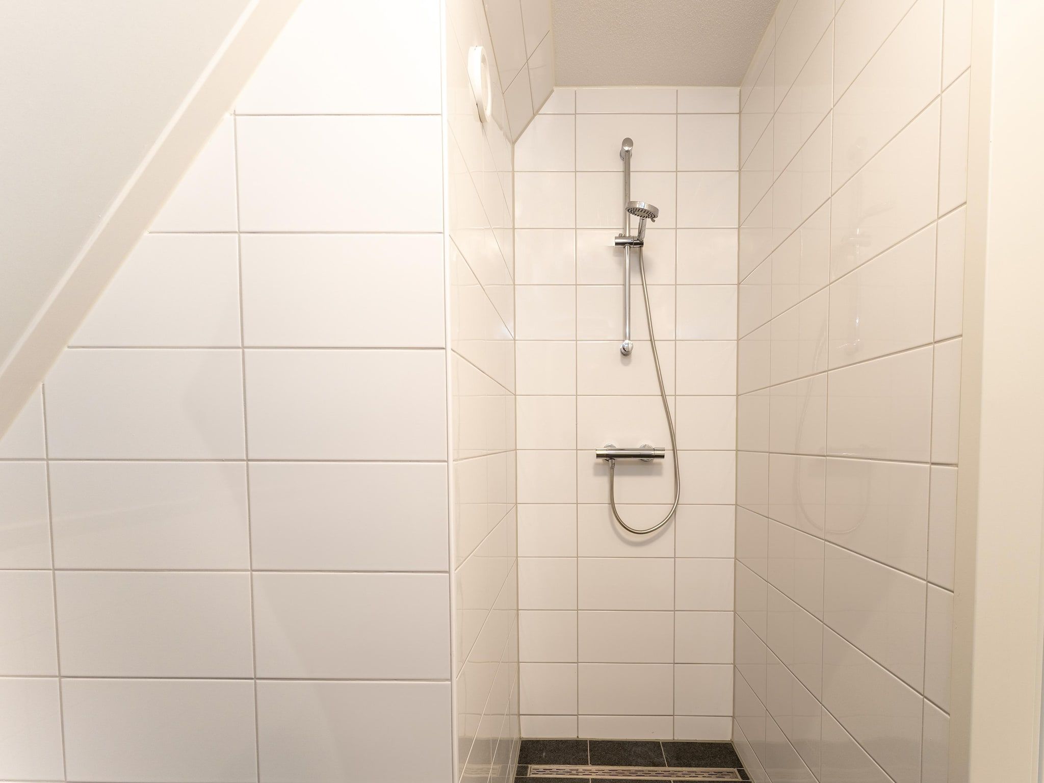 De badkamer van De Lepelaar Huis Nr 13 in Scherpenisse