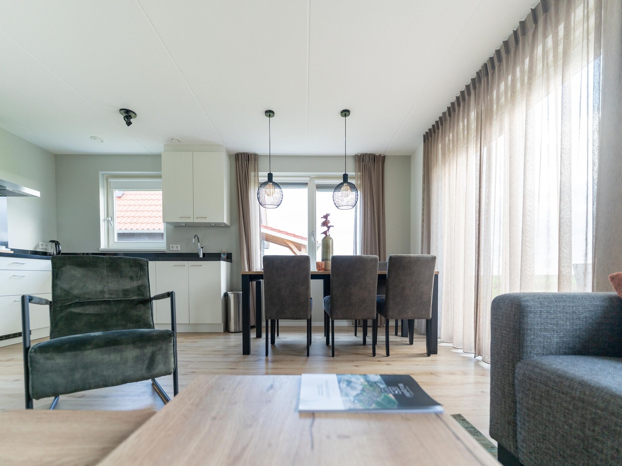 De woonkamer van De Lepelaar Huis Nr 13 in Scherpenisse