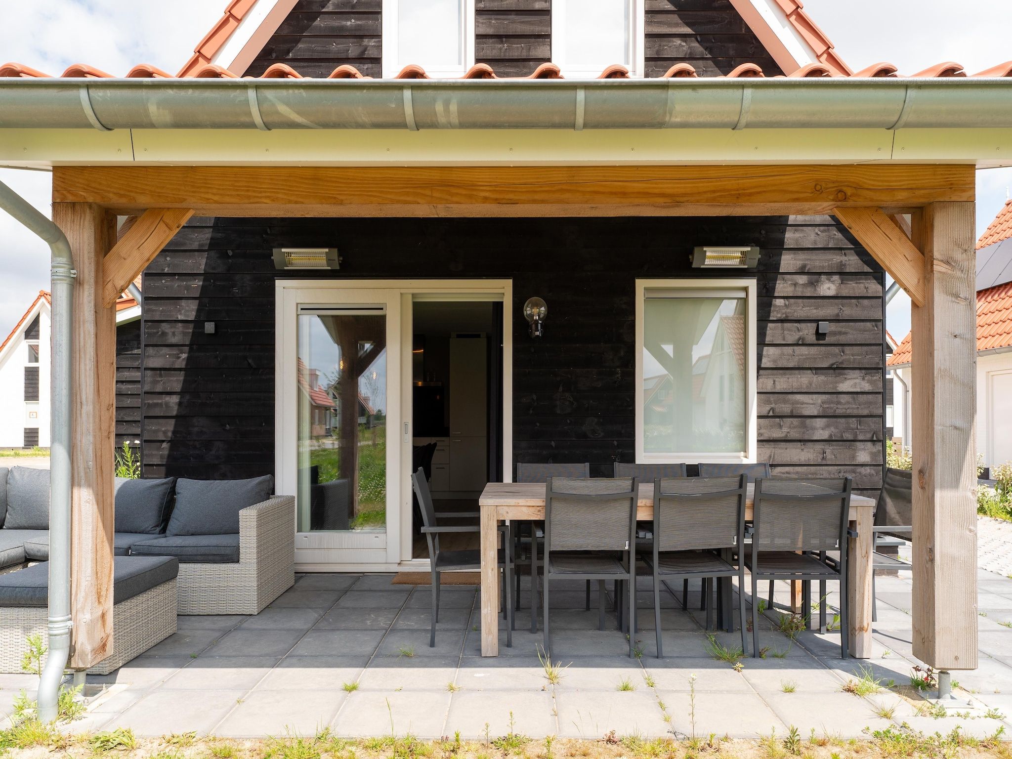 Het terras van De Scholekster Huis Nr 14 in Scherpenisse