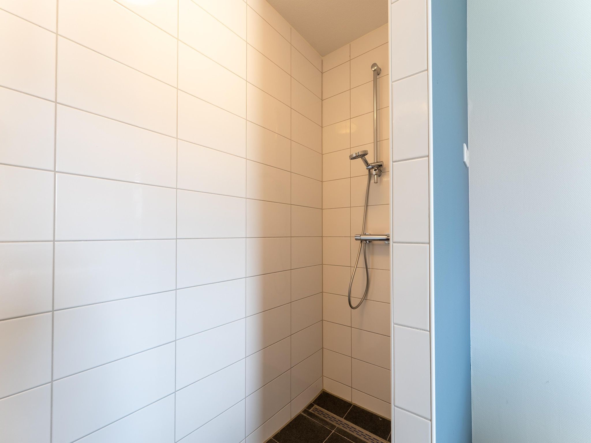 De badkamer van De Scholekster Huis Nr 14 in Scherpenisse