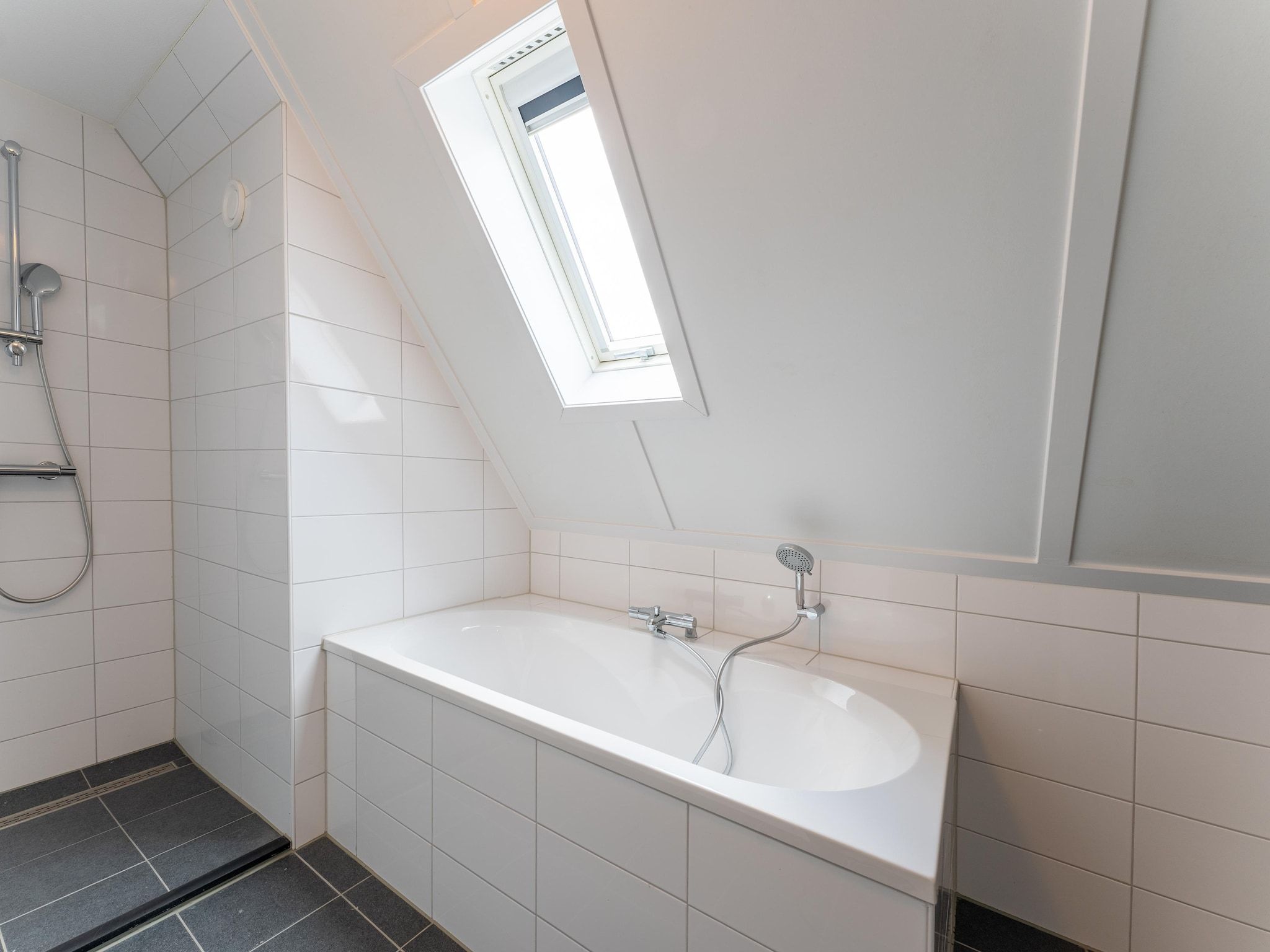 De badkamer van De Scholekster Huis Nr 14 in Scherpenisse