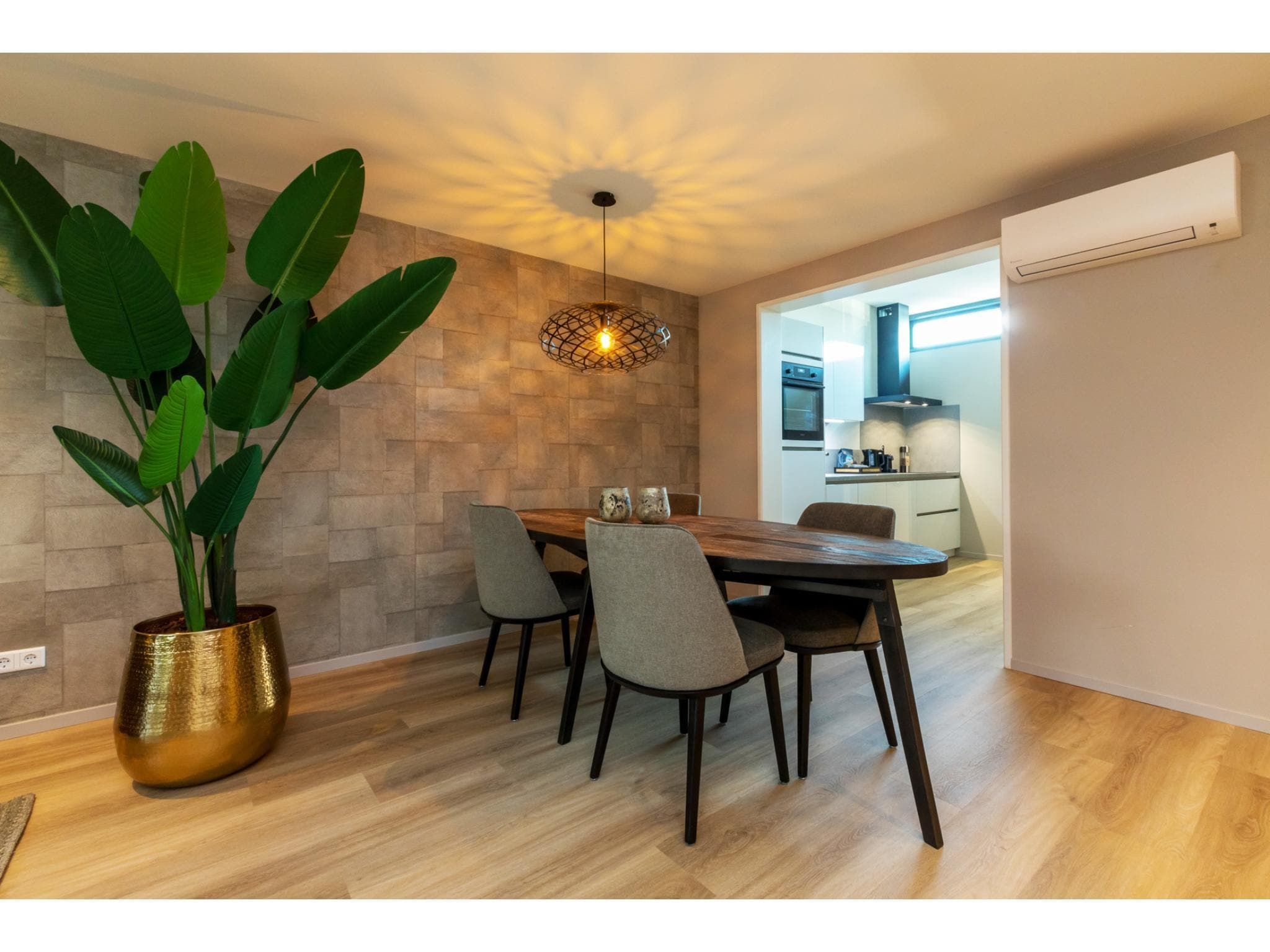 De eetkamer van Ooststraat 8a in Domburg