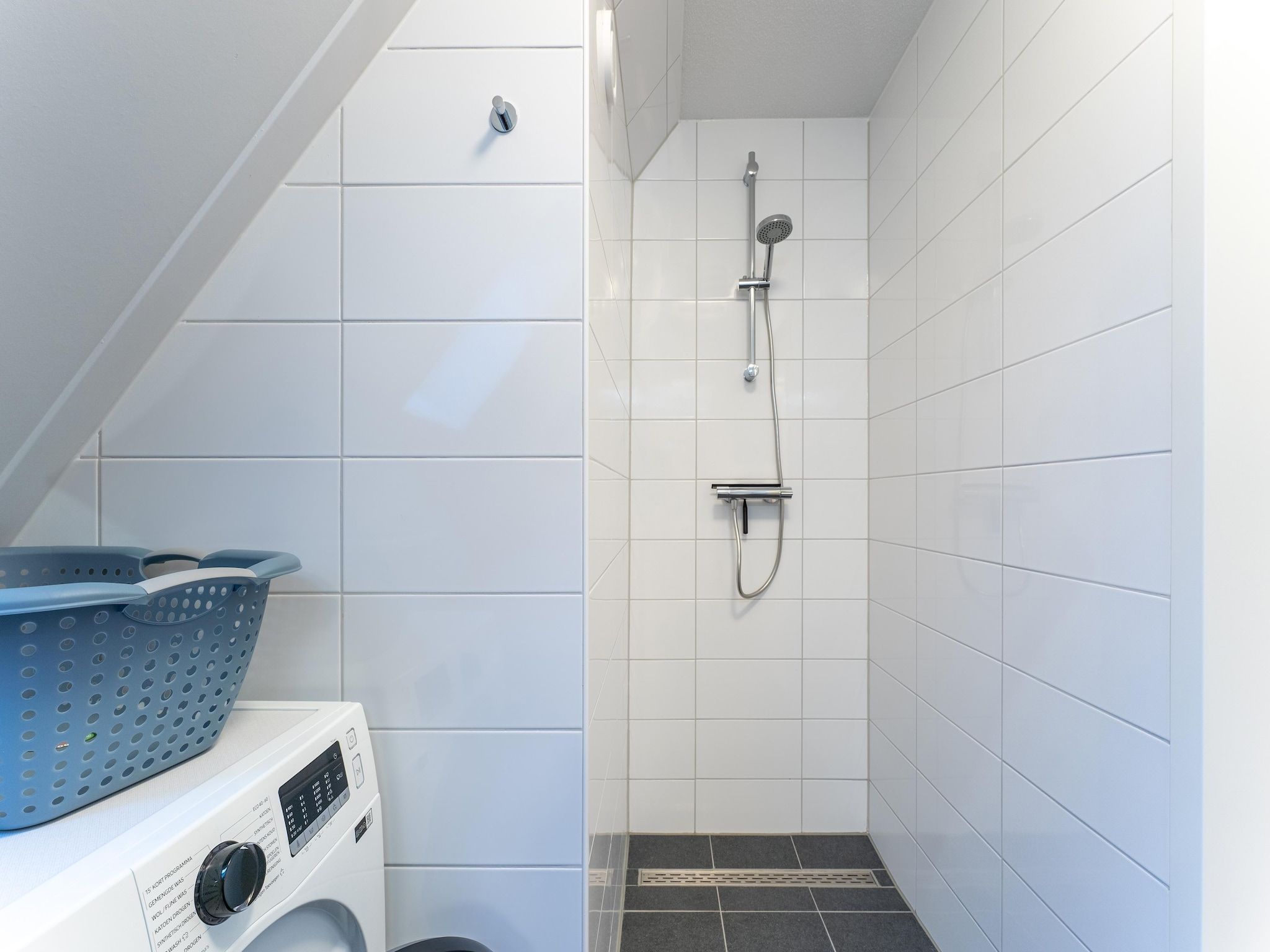 De badkamer van De Wulp Huis Nr 50 in Scherpenisse